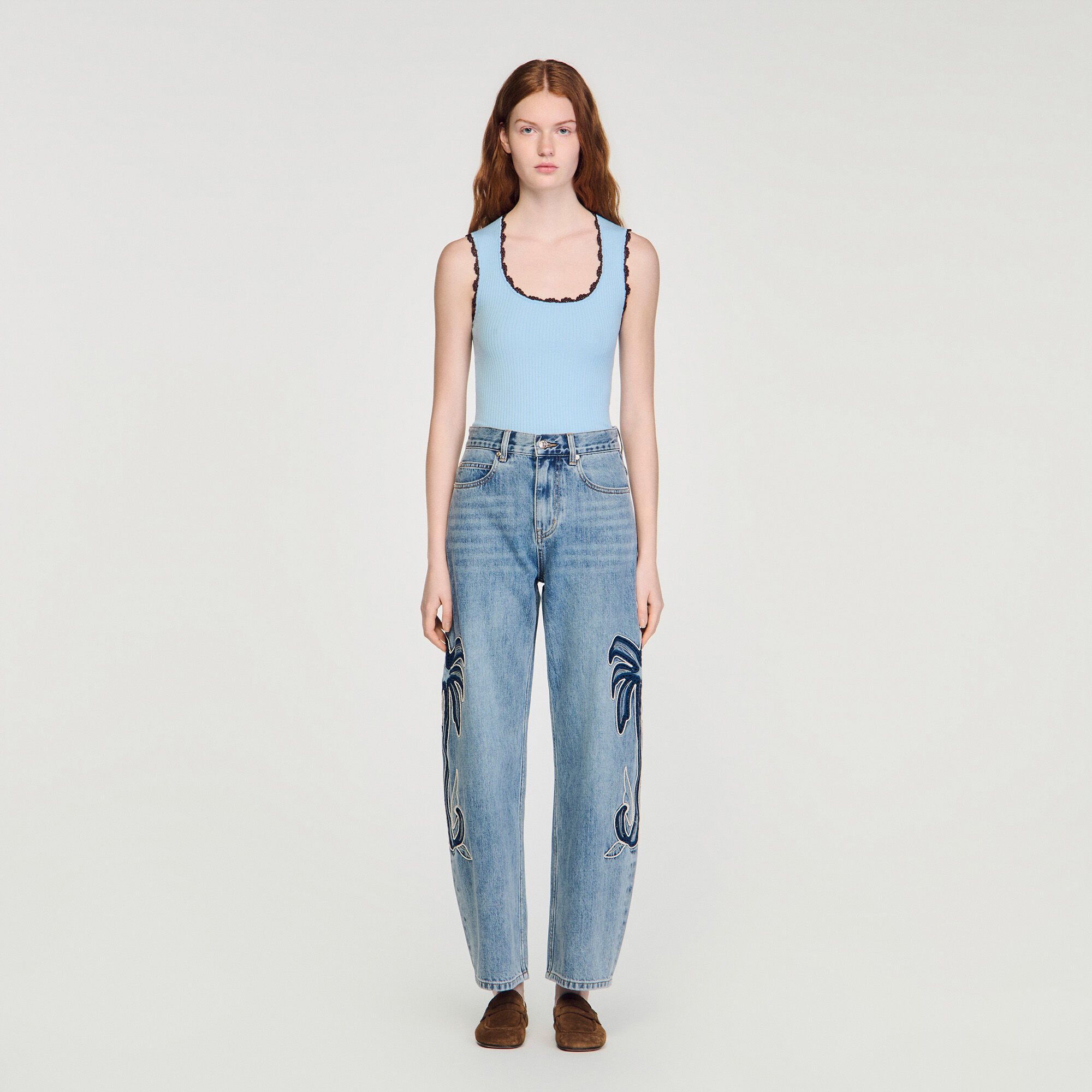 Jeans a gamba larga con ricamo palma