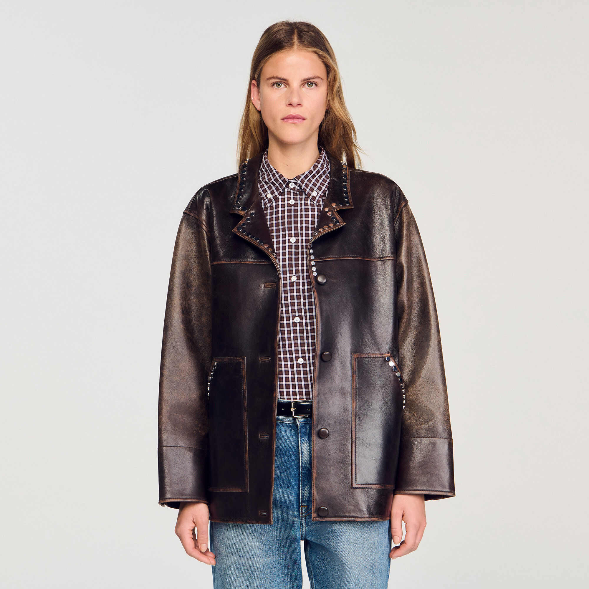 Giacca di pelle oversize con borchie