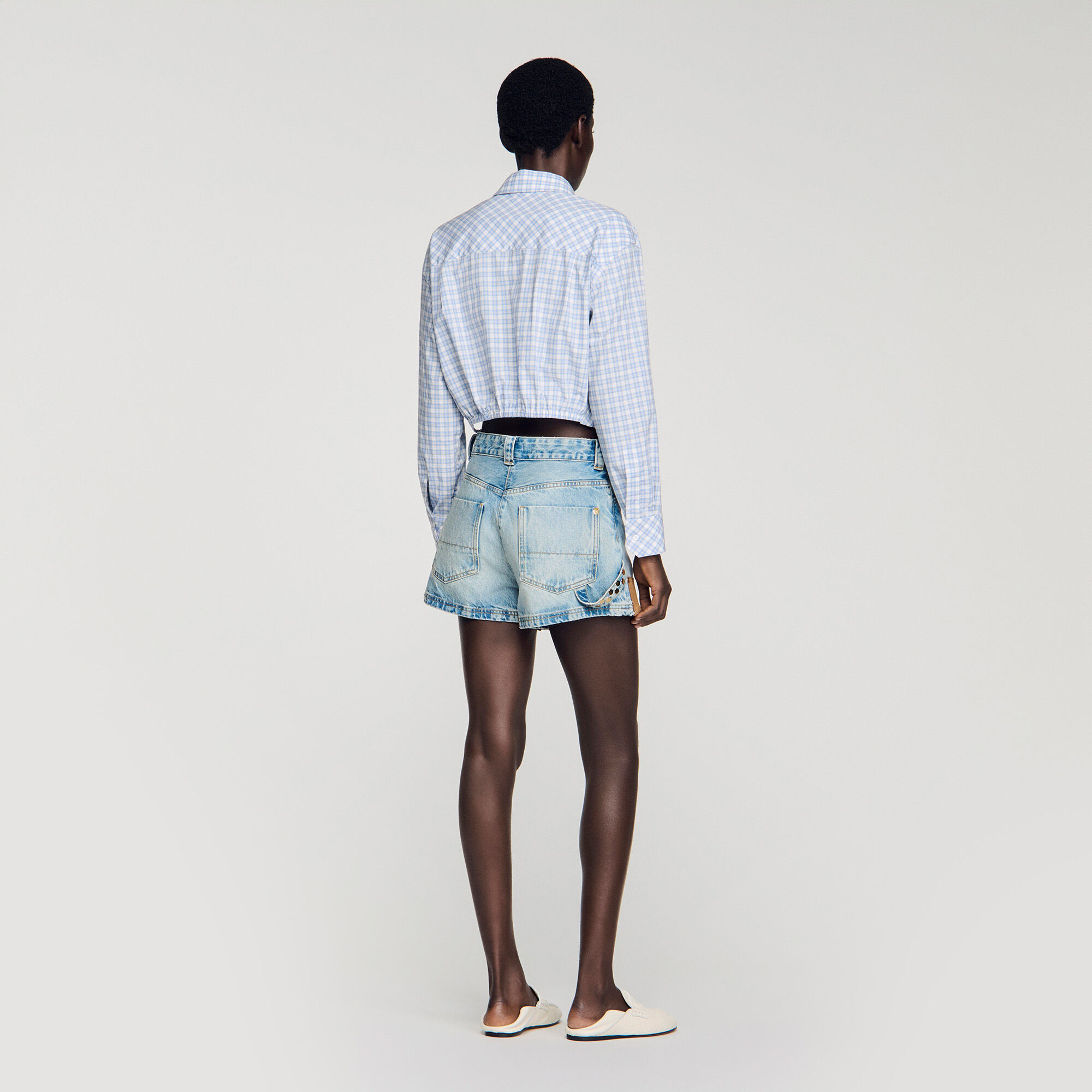 Corti in denim e pelle con rivetti