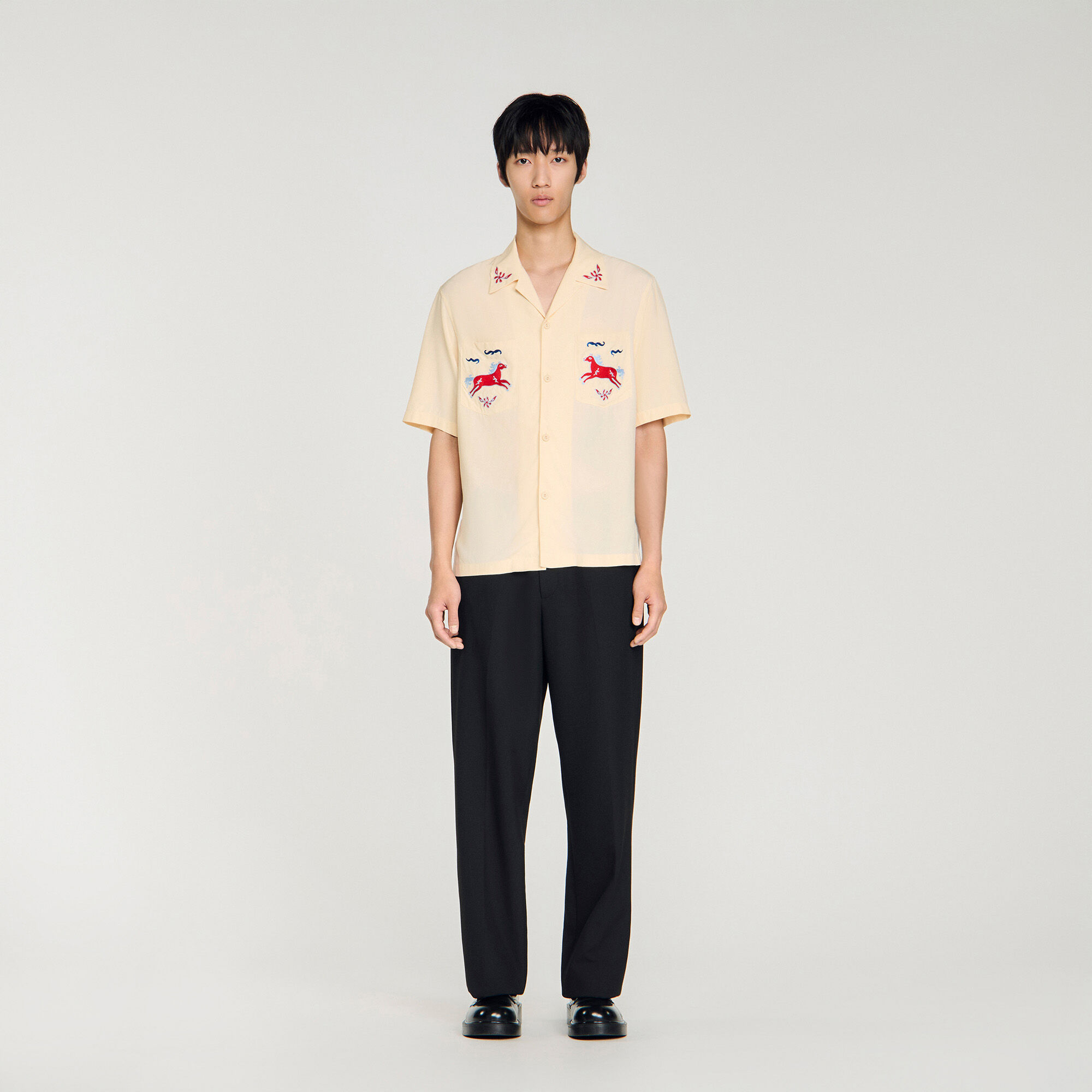 Camicia a cavallo ricamata con taglio largo