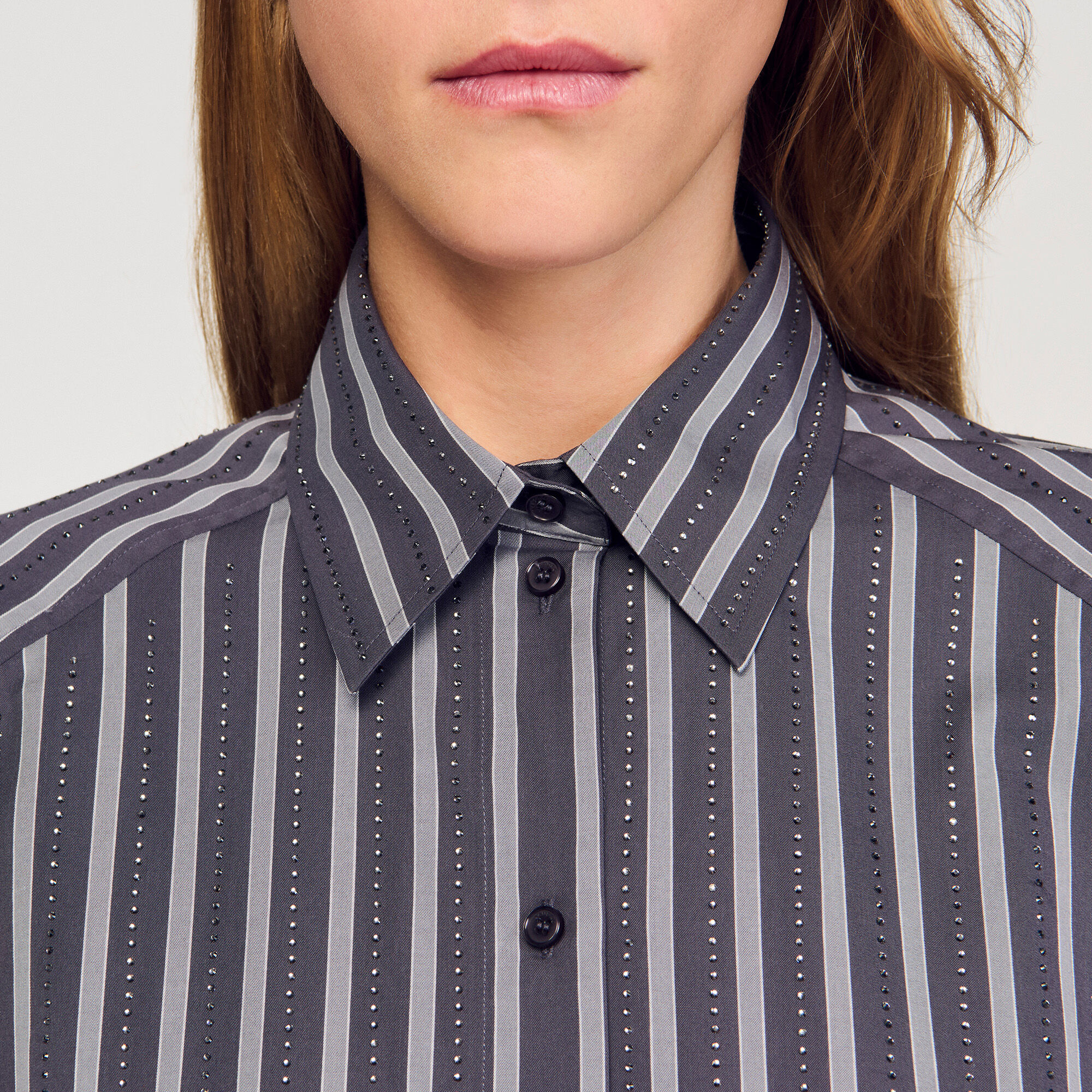 Camicia oversize con strisce e pietre preziose