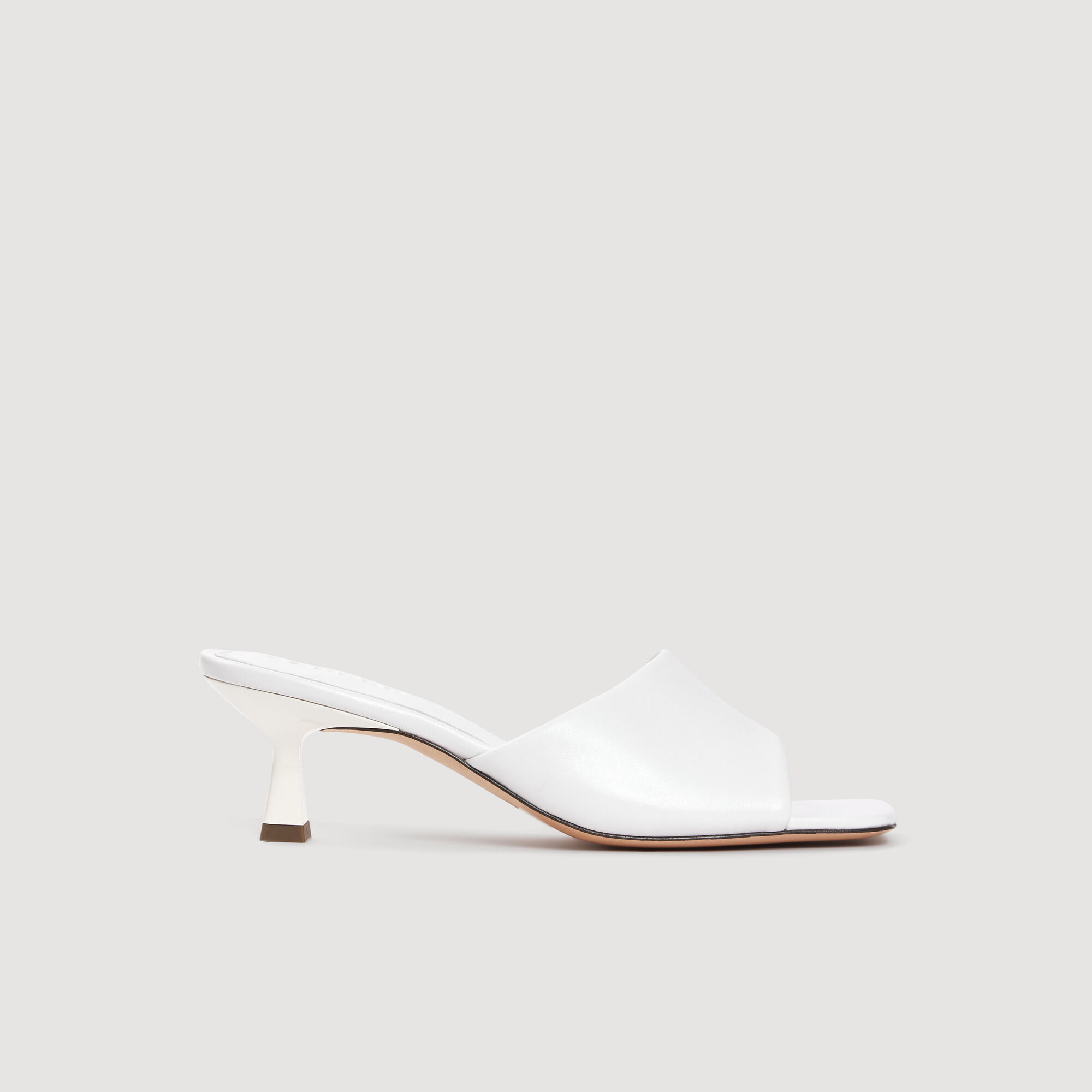 Mule in pelle liscia con tacco