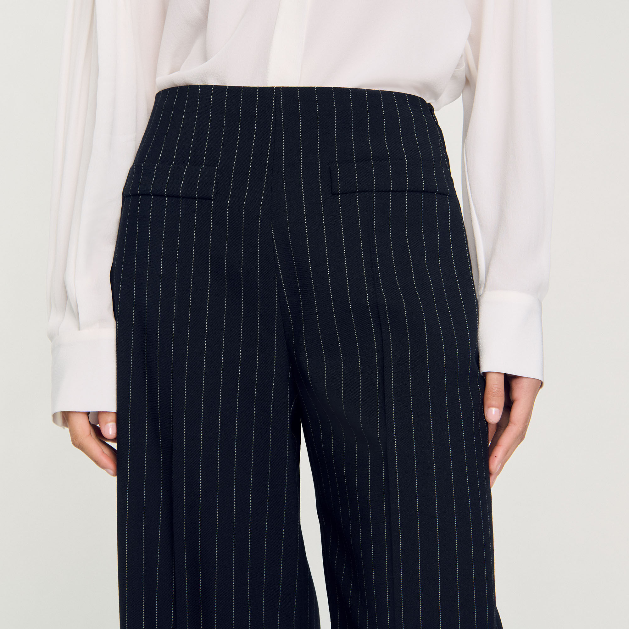 Pantaloni a righe bianche e nere