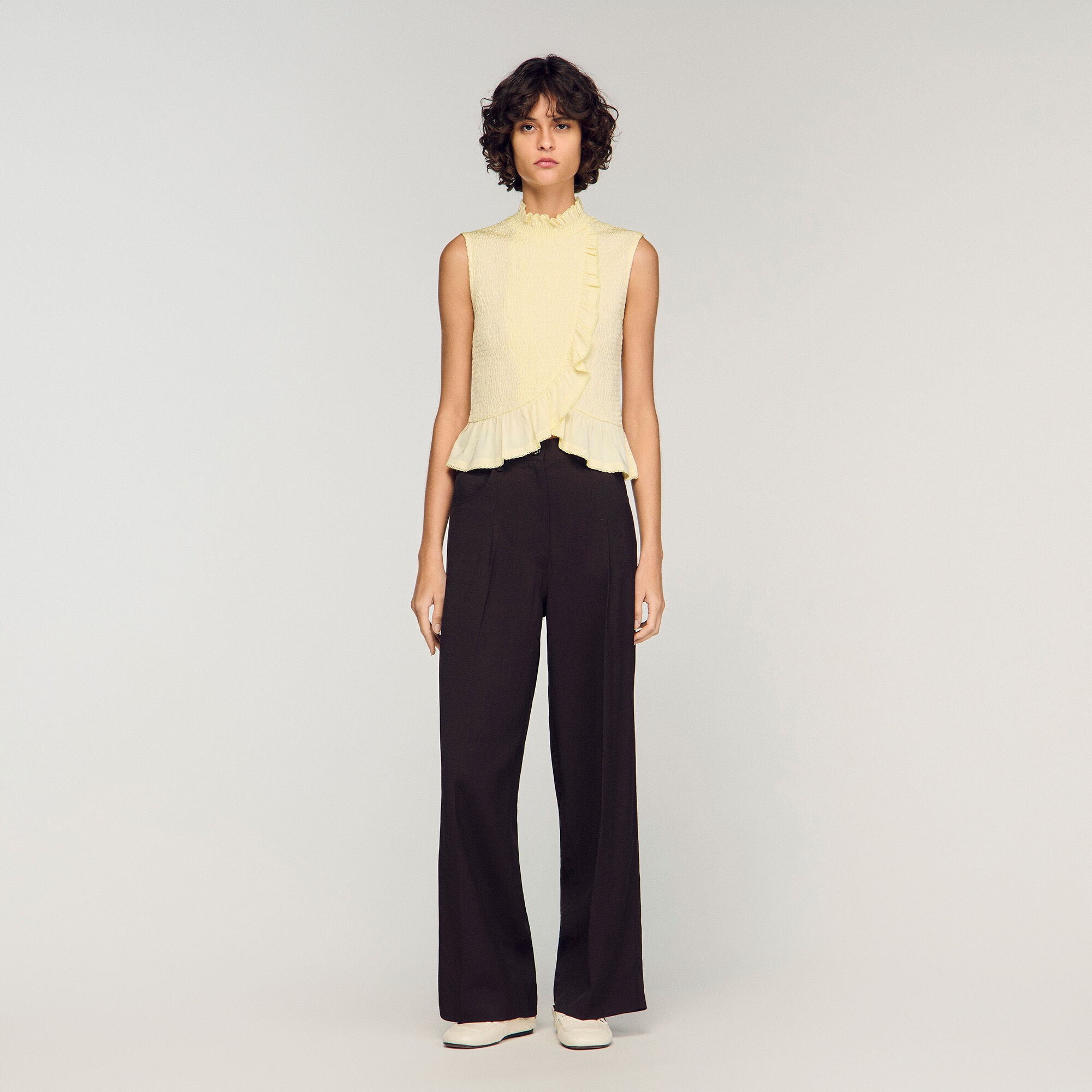 Top con volantini e spalline elastiche
