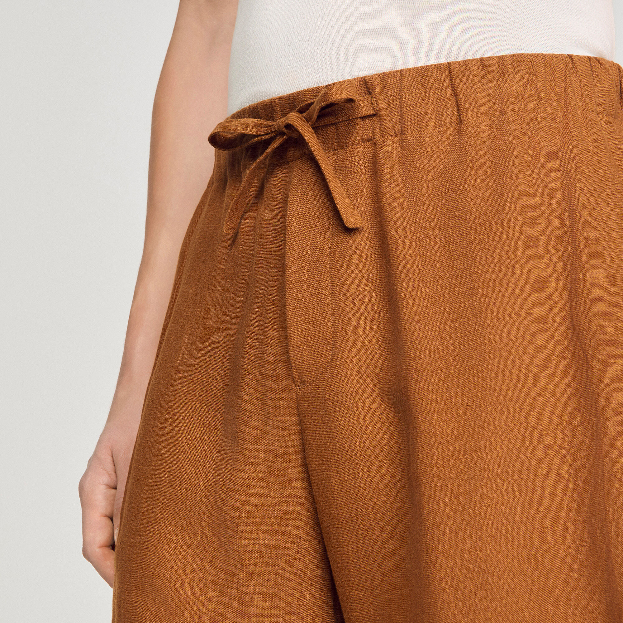 Pantaloni corti in lino con elastico alla vita