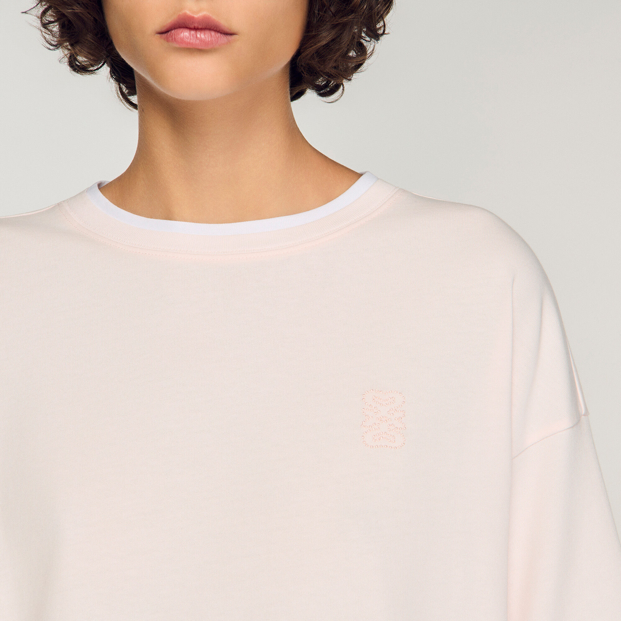 T-shirt con bordi contrastanti