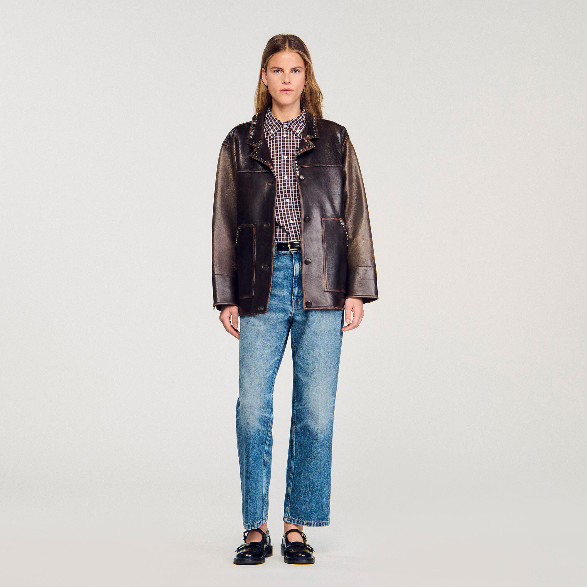 Giacca di pelle oversize con borchie