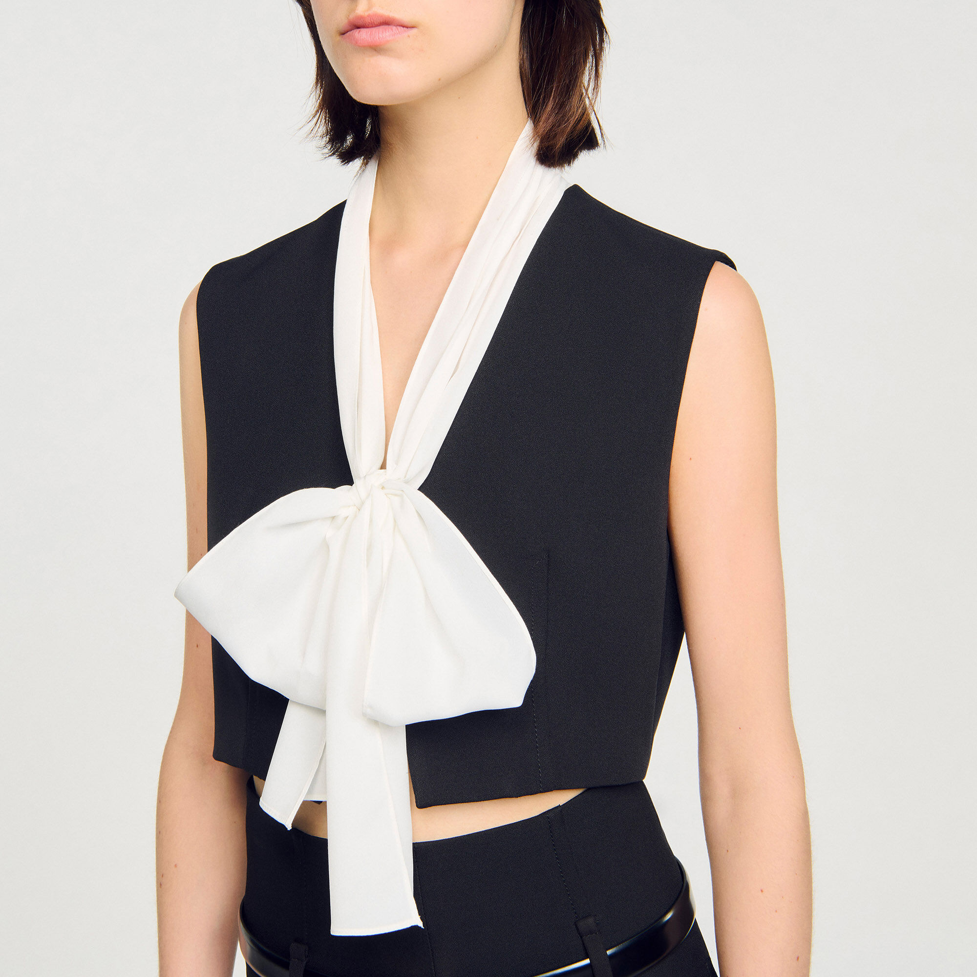 Top corto con scollo a barchetta