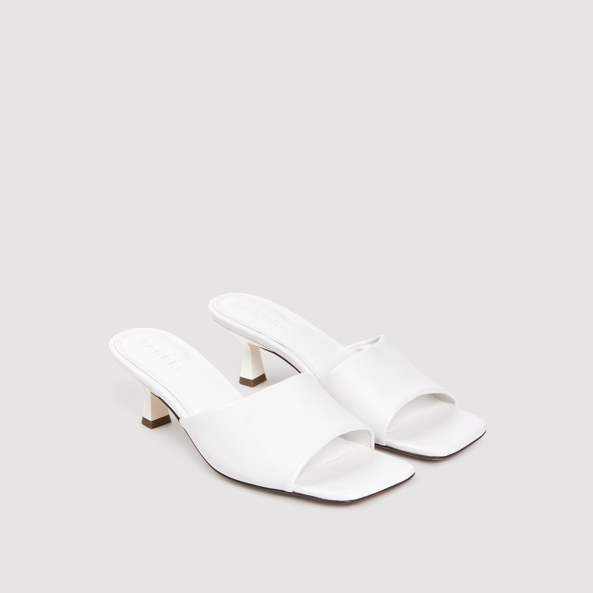 Mule in pelle liscia con tacco