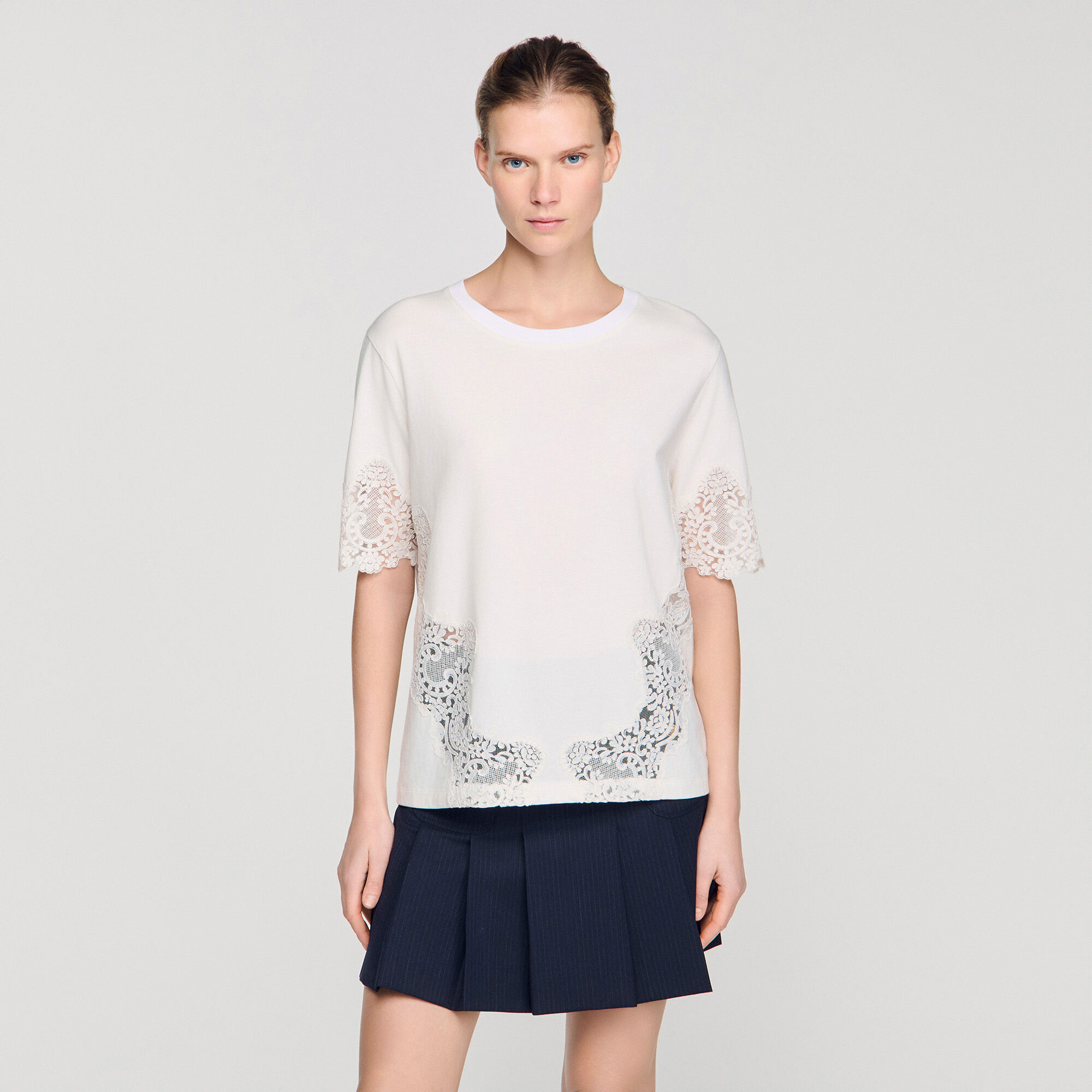 T-shirt in cotone con dettagli ricamati