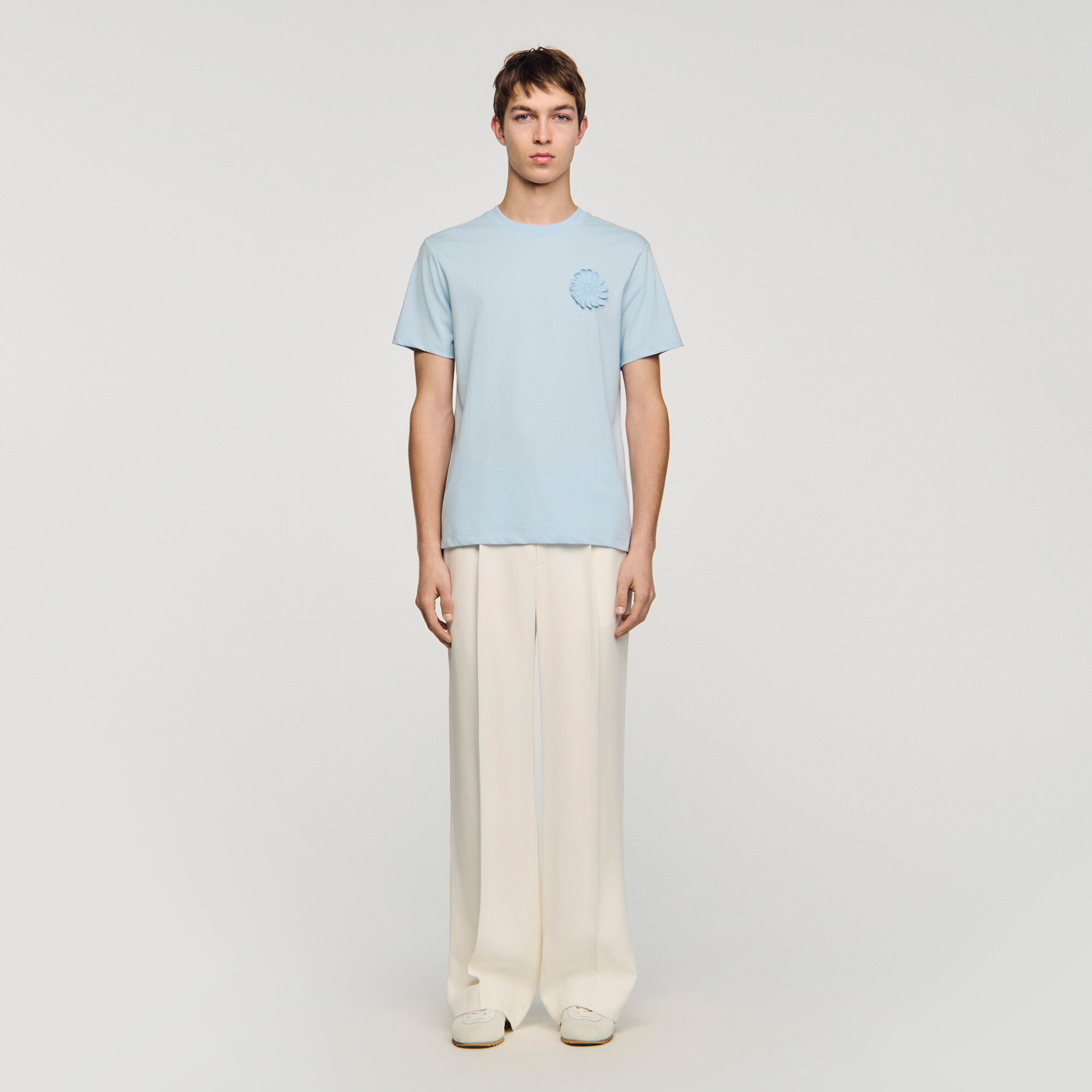 T-shirt in cotone con fiore all'uncinetto