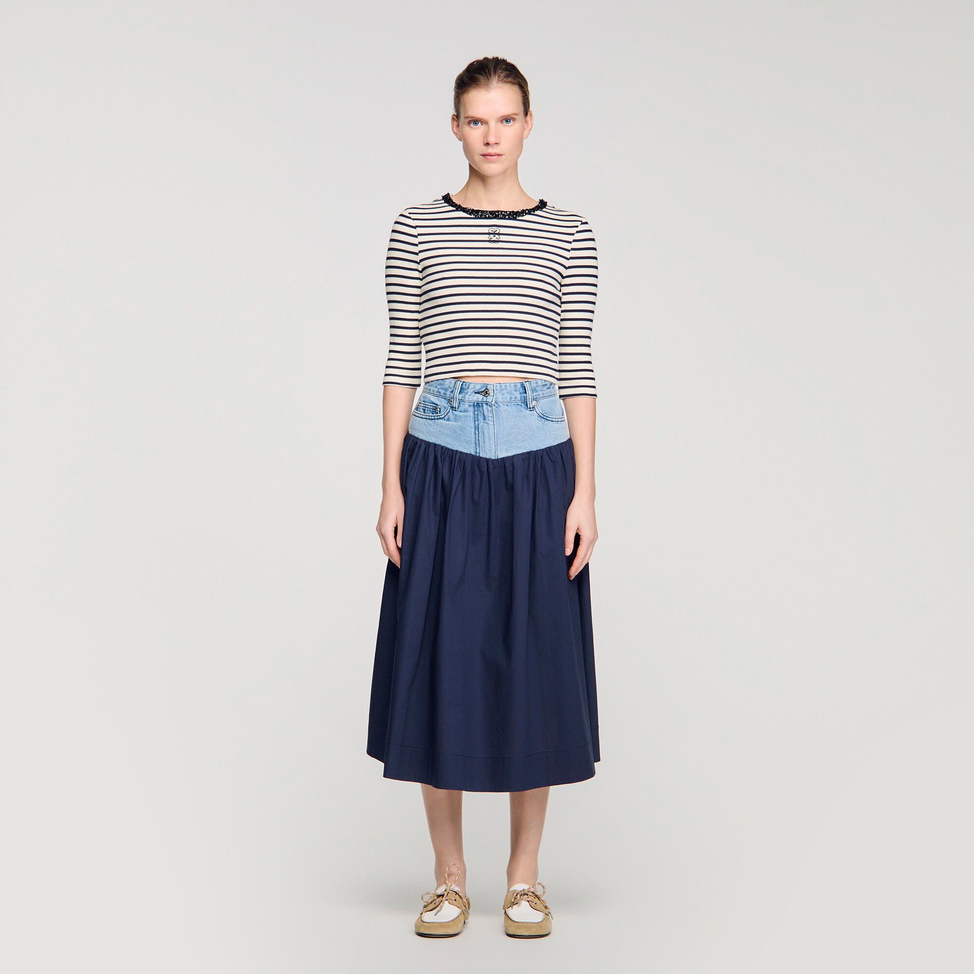 T-shirt corto a righe con colletto in perline