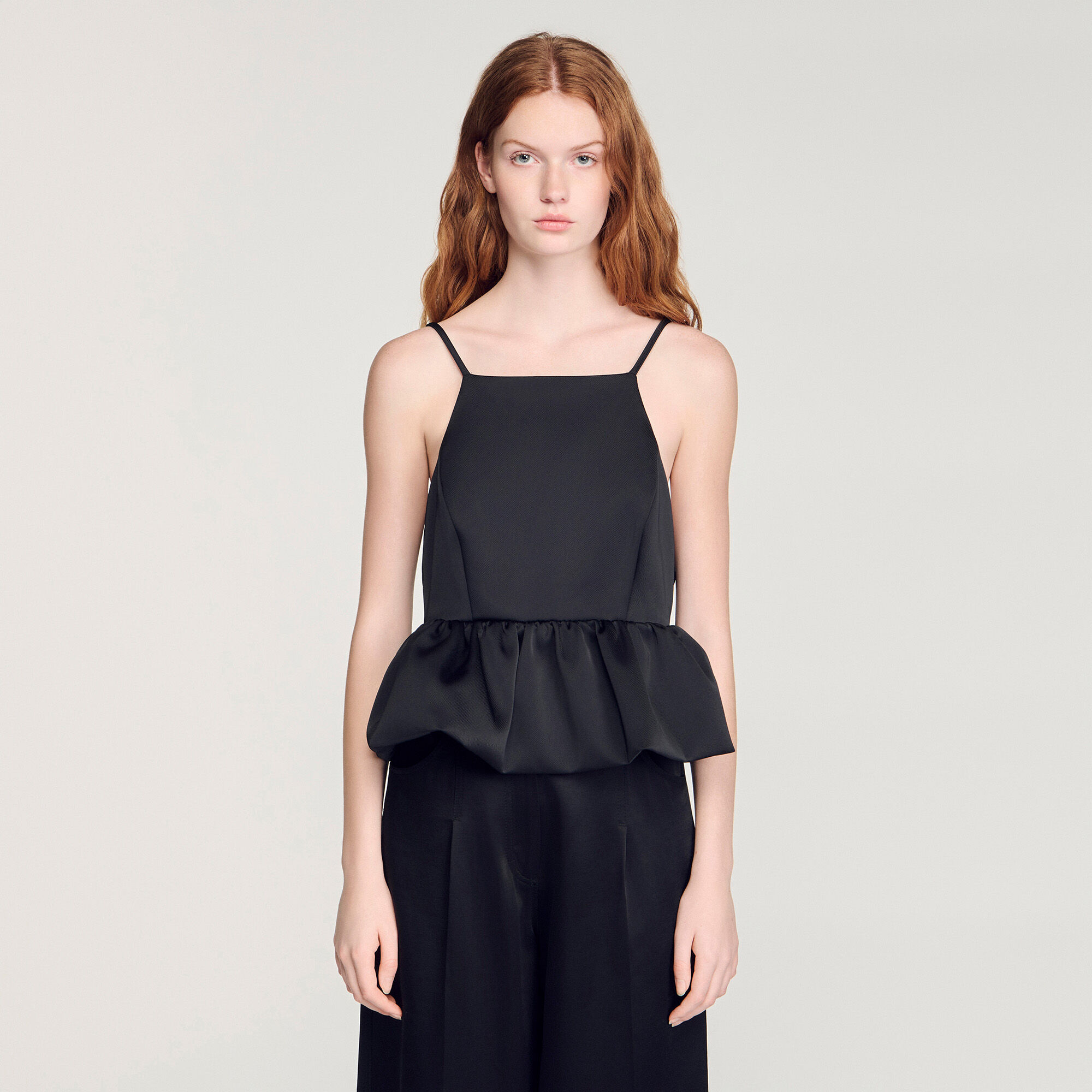 Top corto con peplum