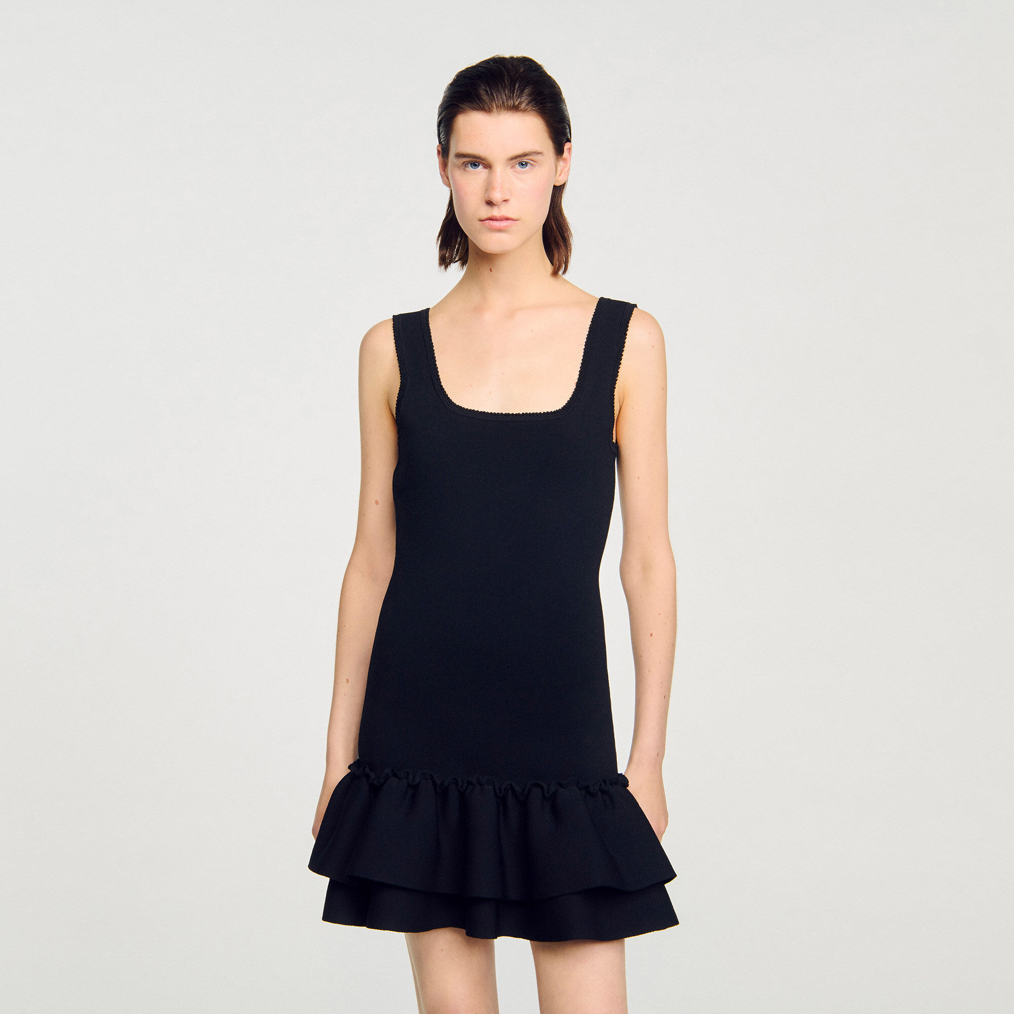 Vestito corto in maglia con volant