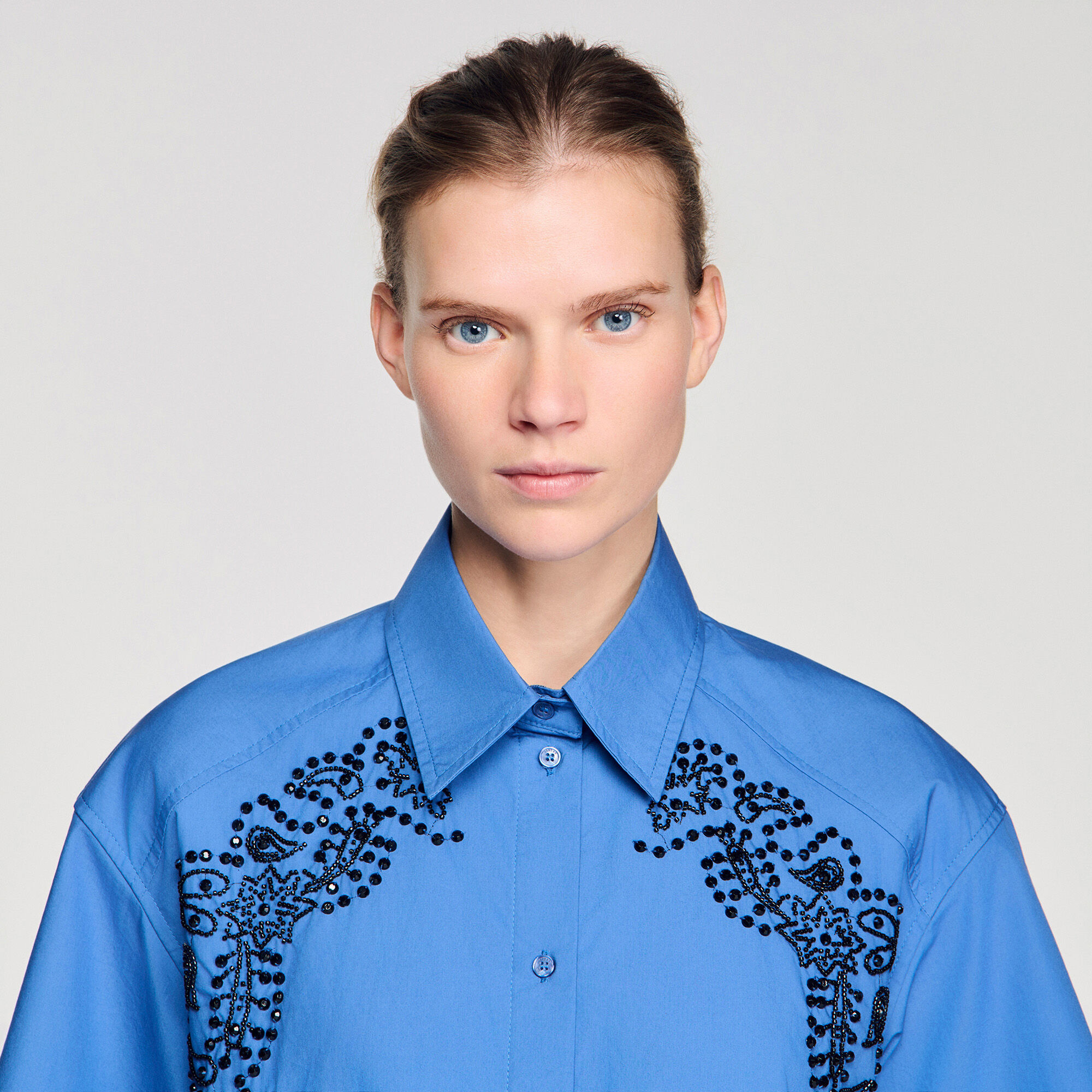 Camicia ricamata e decorata con perline