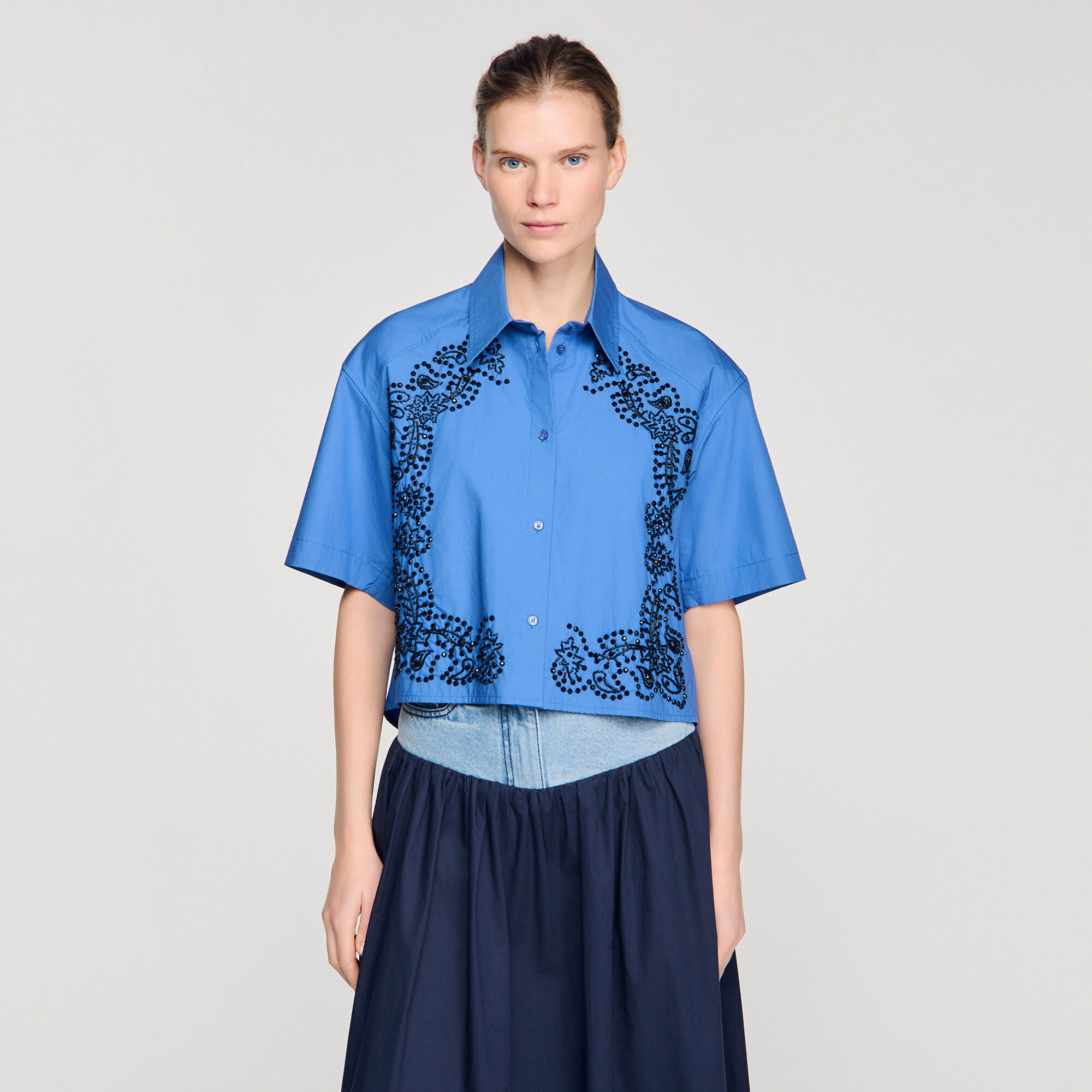Camicia ricamata e decorata con perline