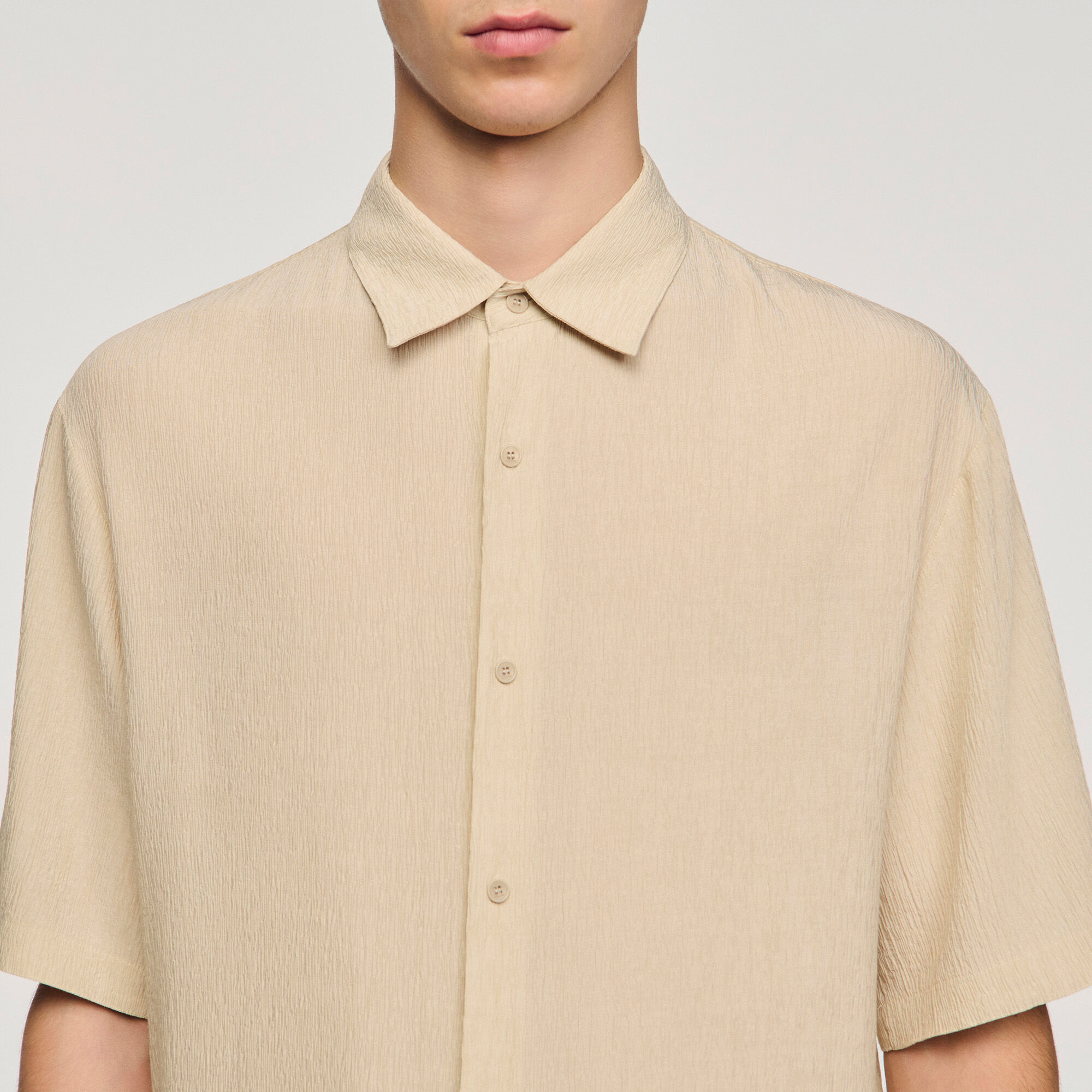 Camicia con effetto arricciato e colletto a squalo