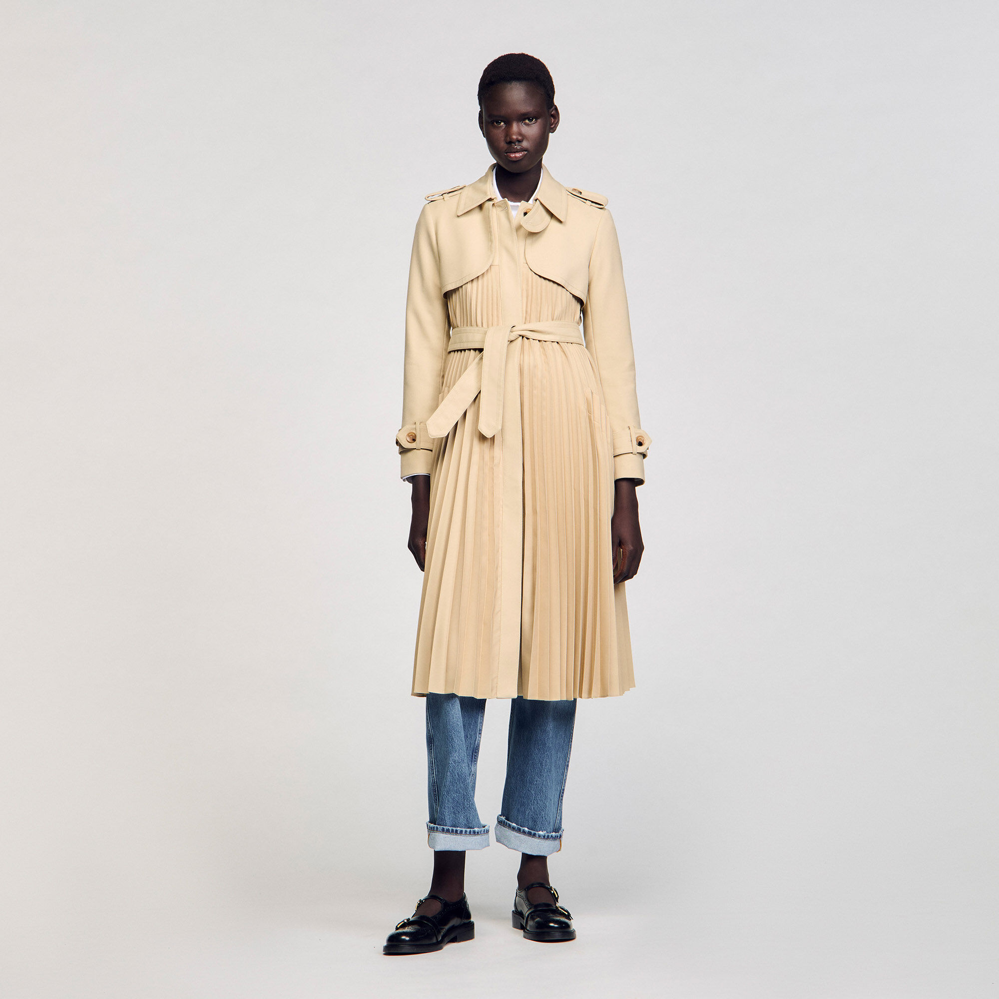 Cappotto trench con pieghe e cintura