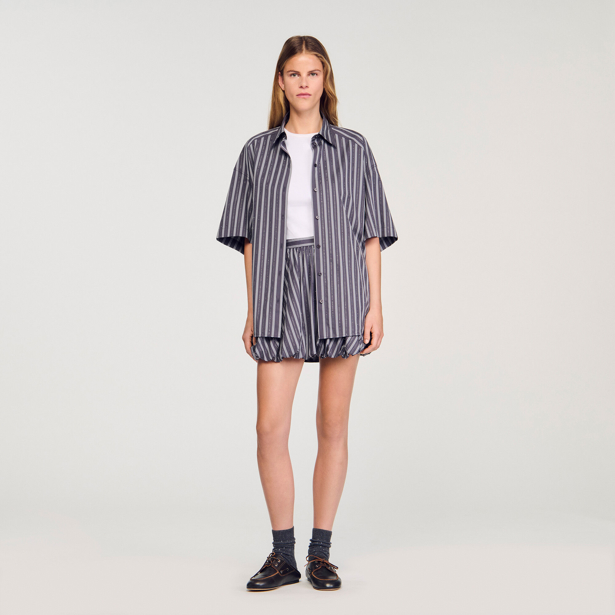 Camicia oversize con strisce e pietre preziose