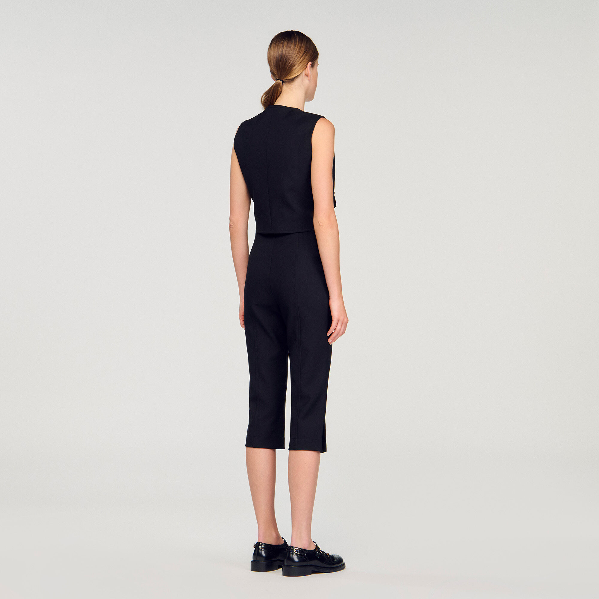 Top corto con bottoni decorativi