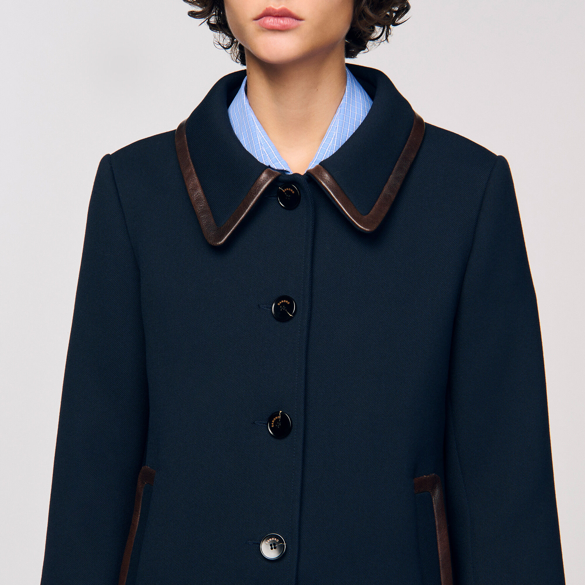 Cappotto con rifiniture in pelle