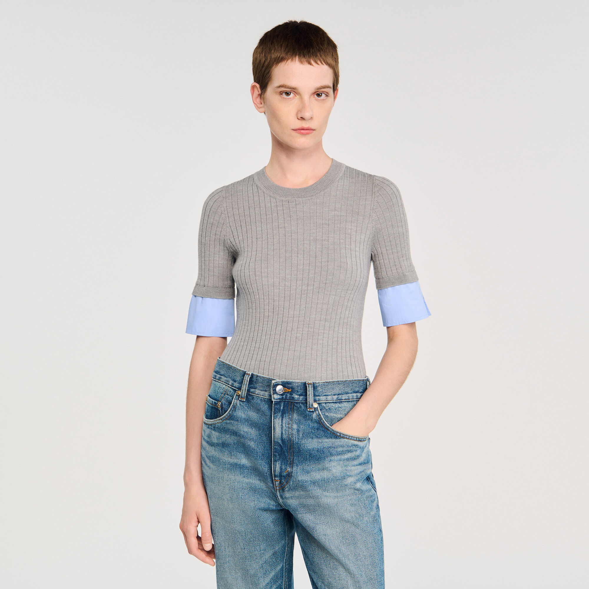 Pullover con maniche corte a contrasto