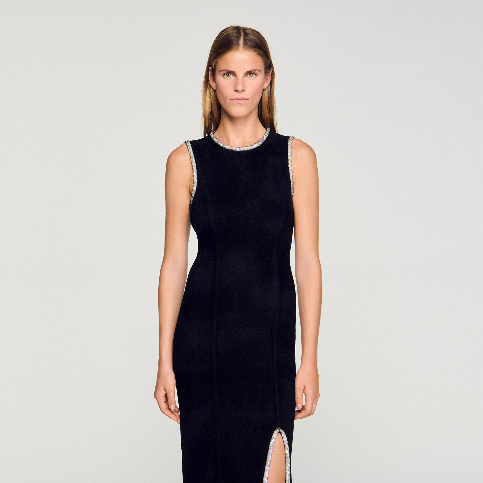 Abito maxi con fessura in cristalli