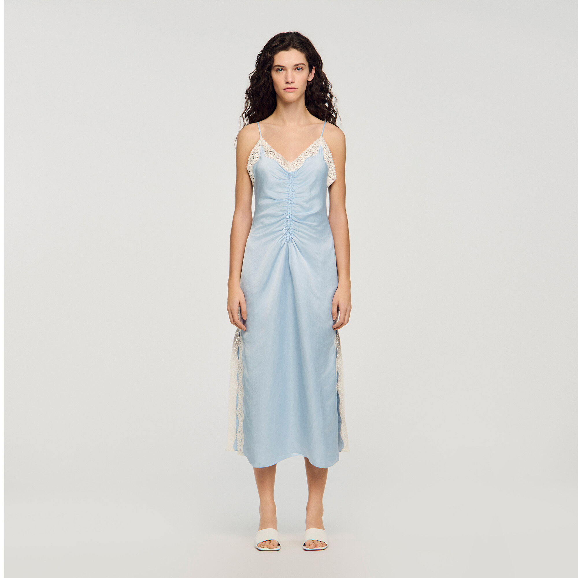 Vestito lungo in effetto satin con cinghie