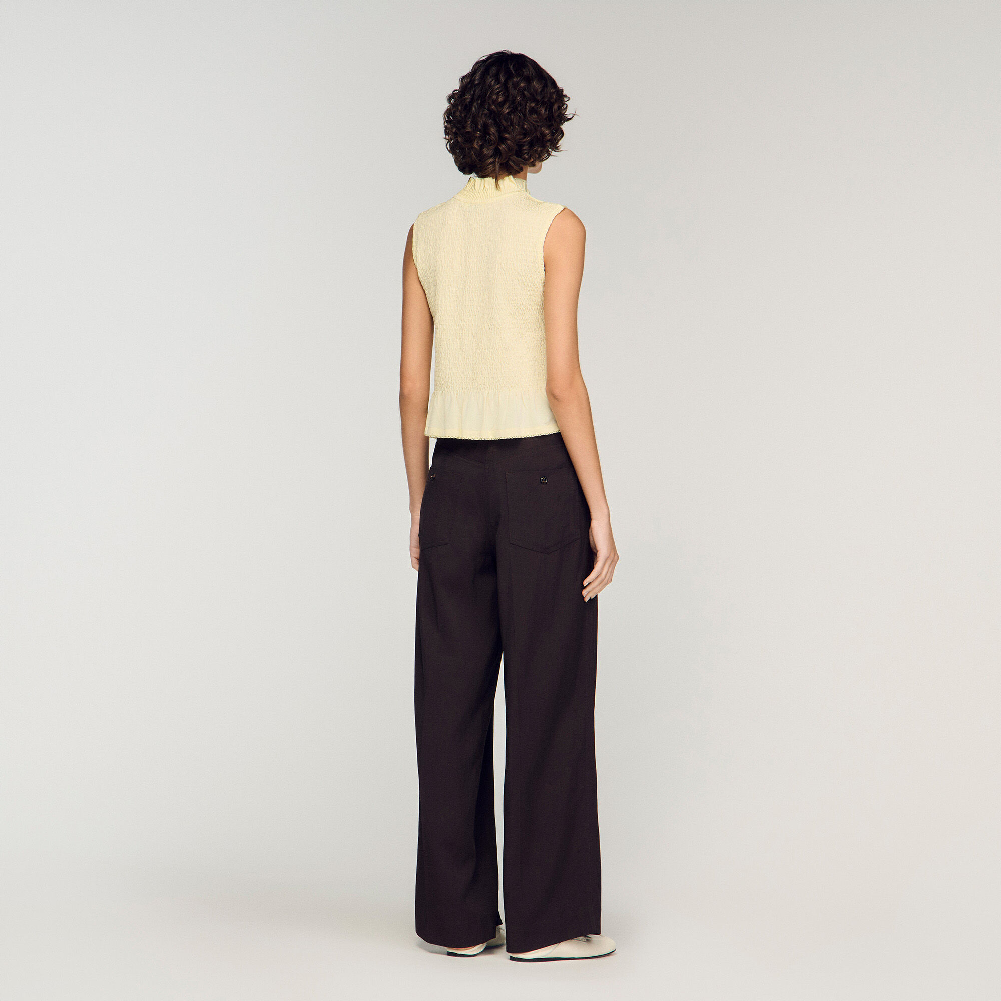 Top con volantini e spalline elastiche