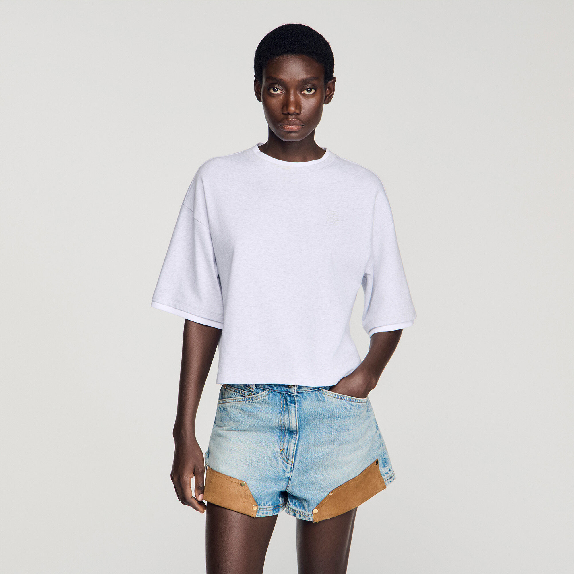 T-shirt in cotone con logo ricamato