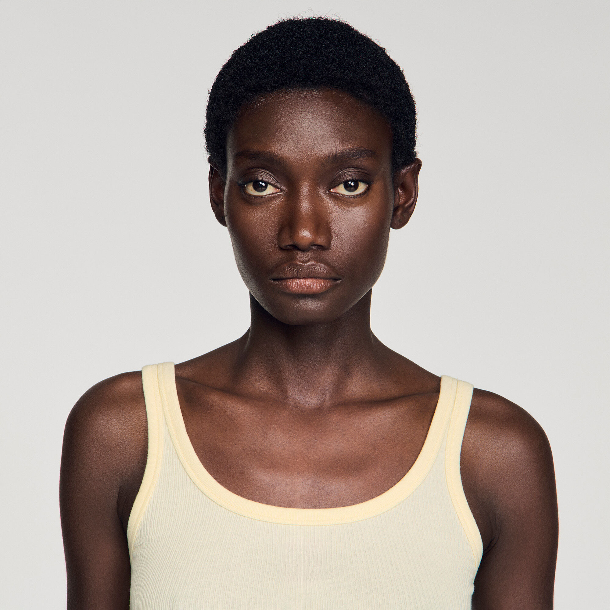 Top a maglia con spalle scoperte