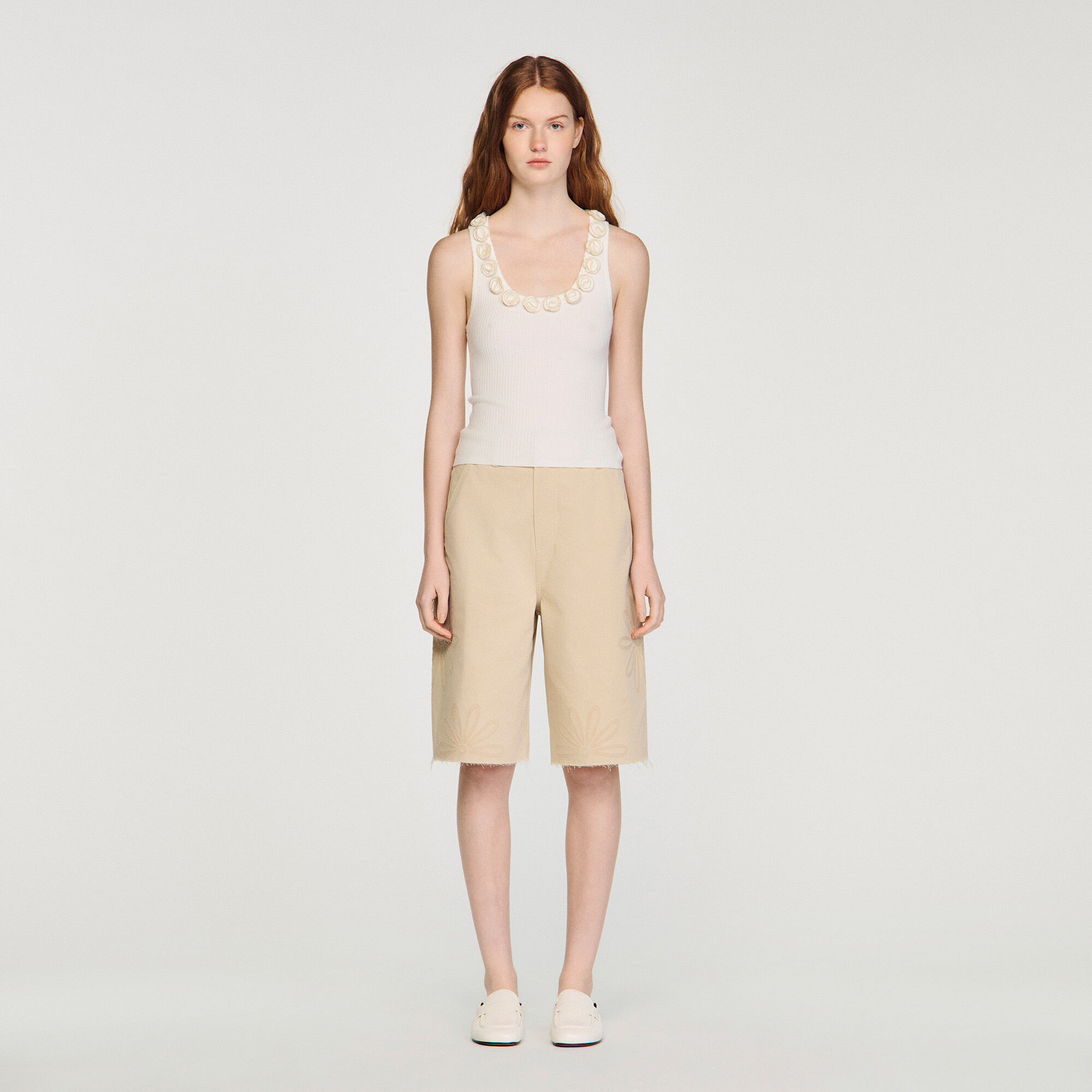 Top in maglina a coste con rose applicate