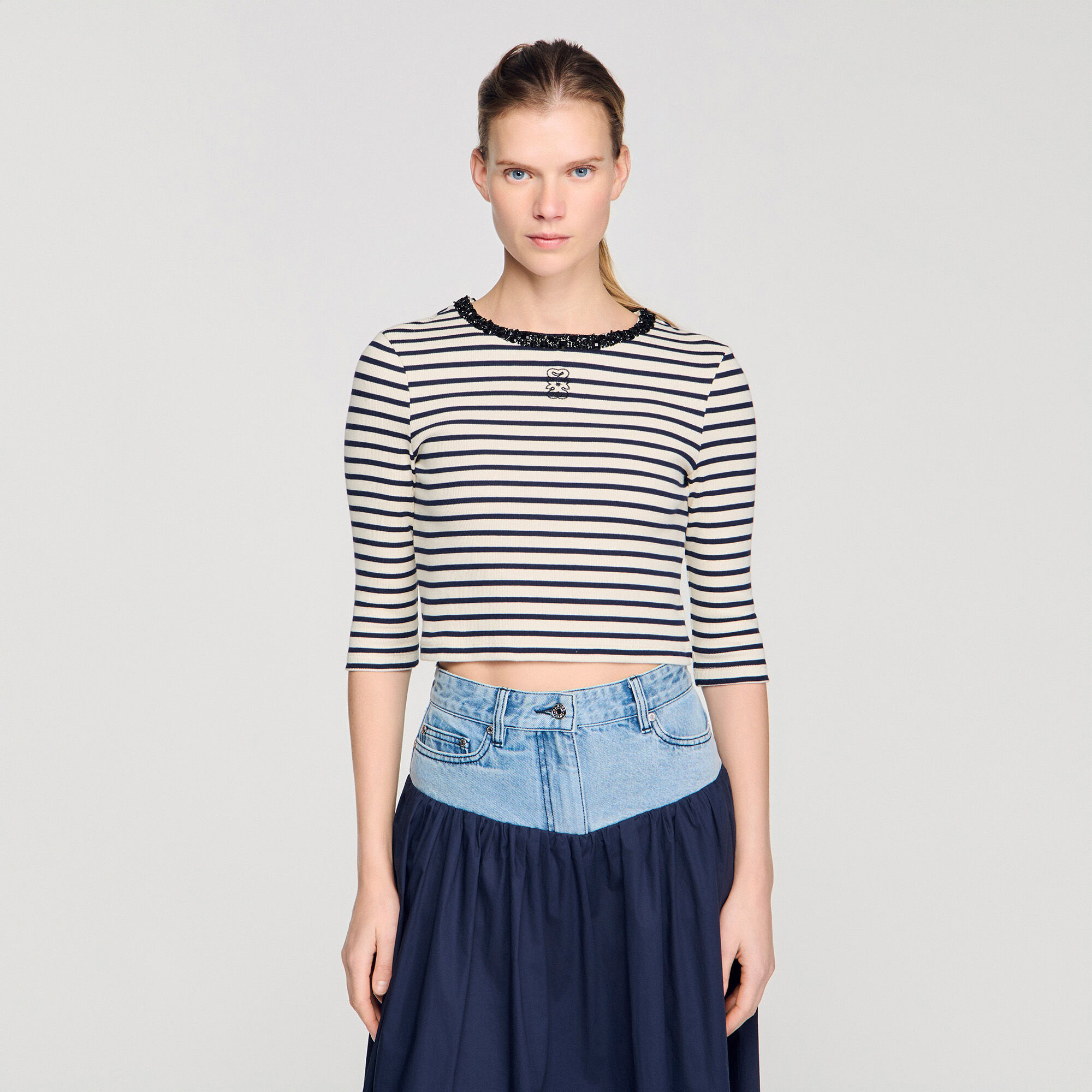 T-shirt corto a righe con colletto in perline