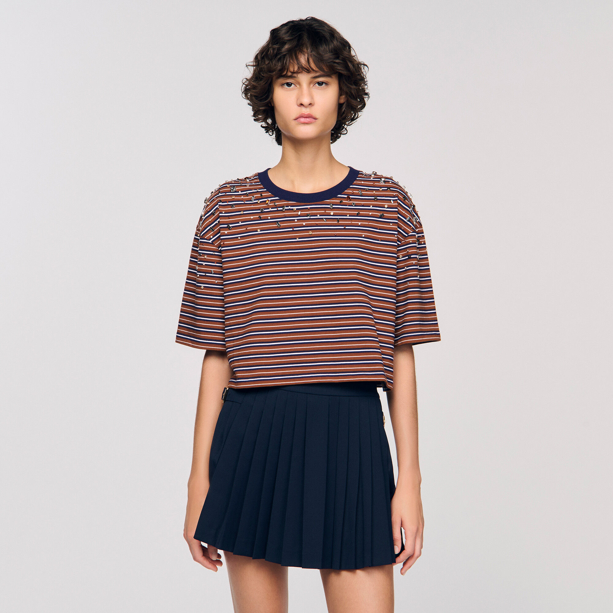 T-shirt con pietre di cristallo a righe