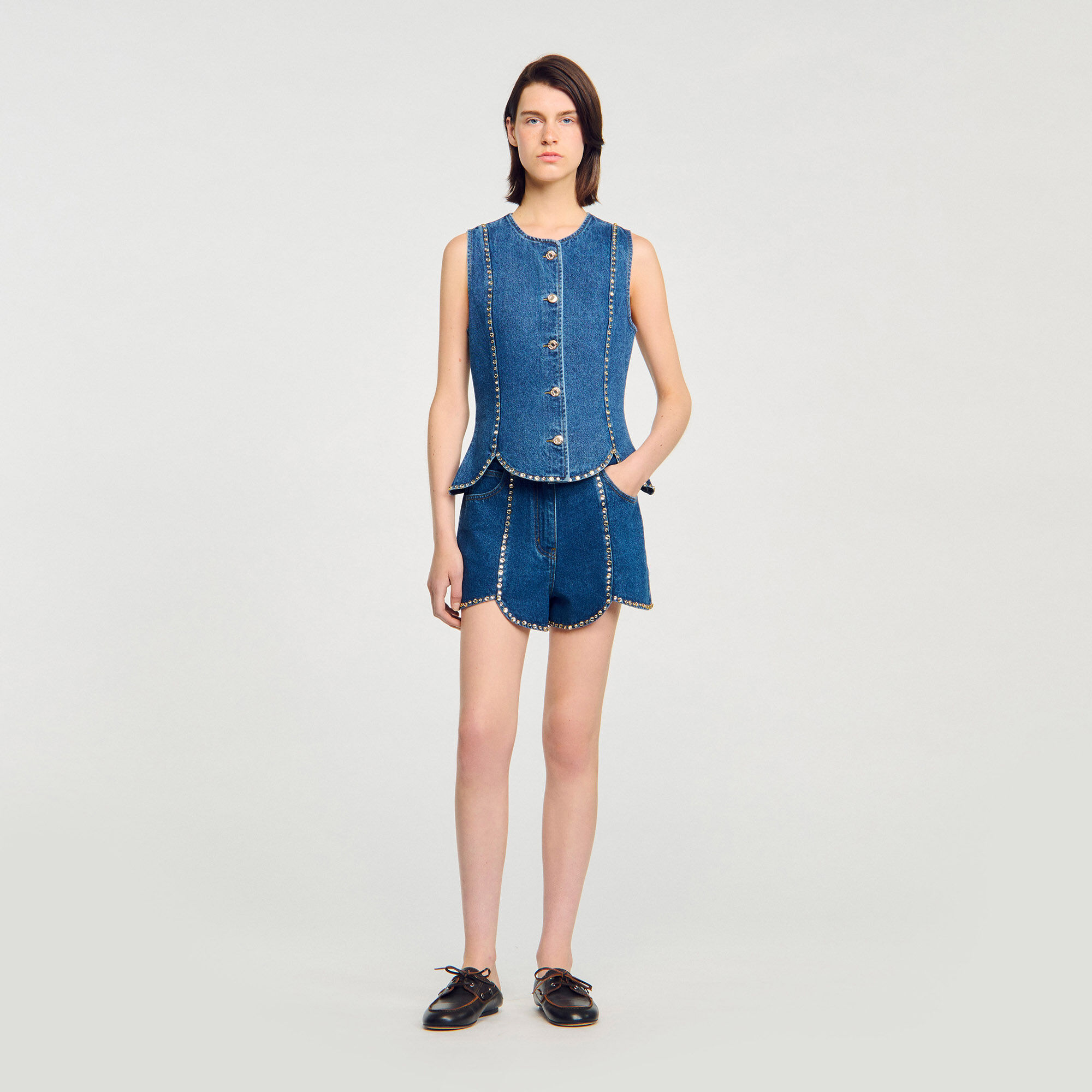Top in denim con strass