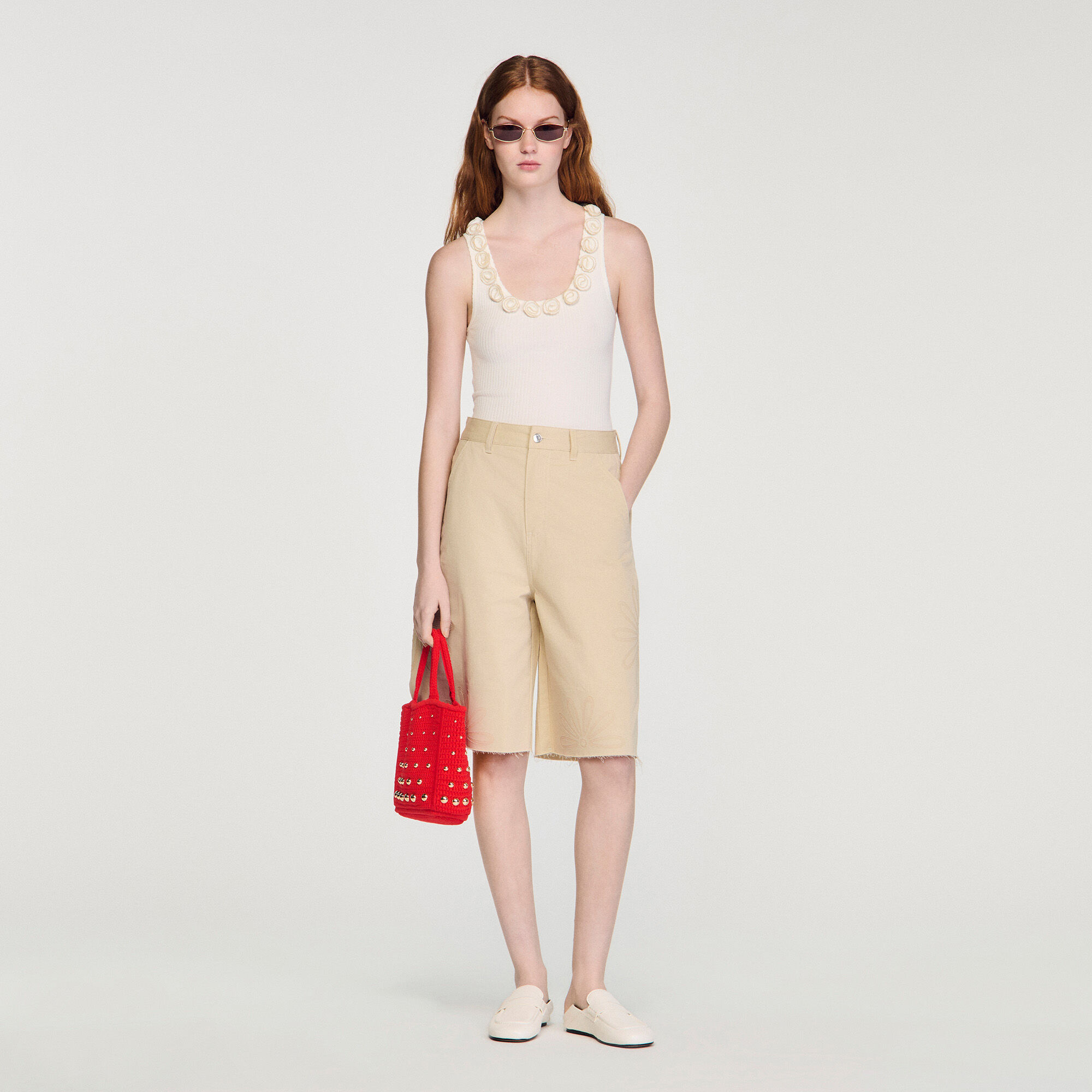 Top in maglina a coste con rose applicate