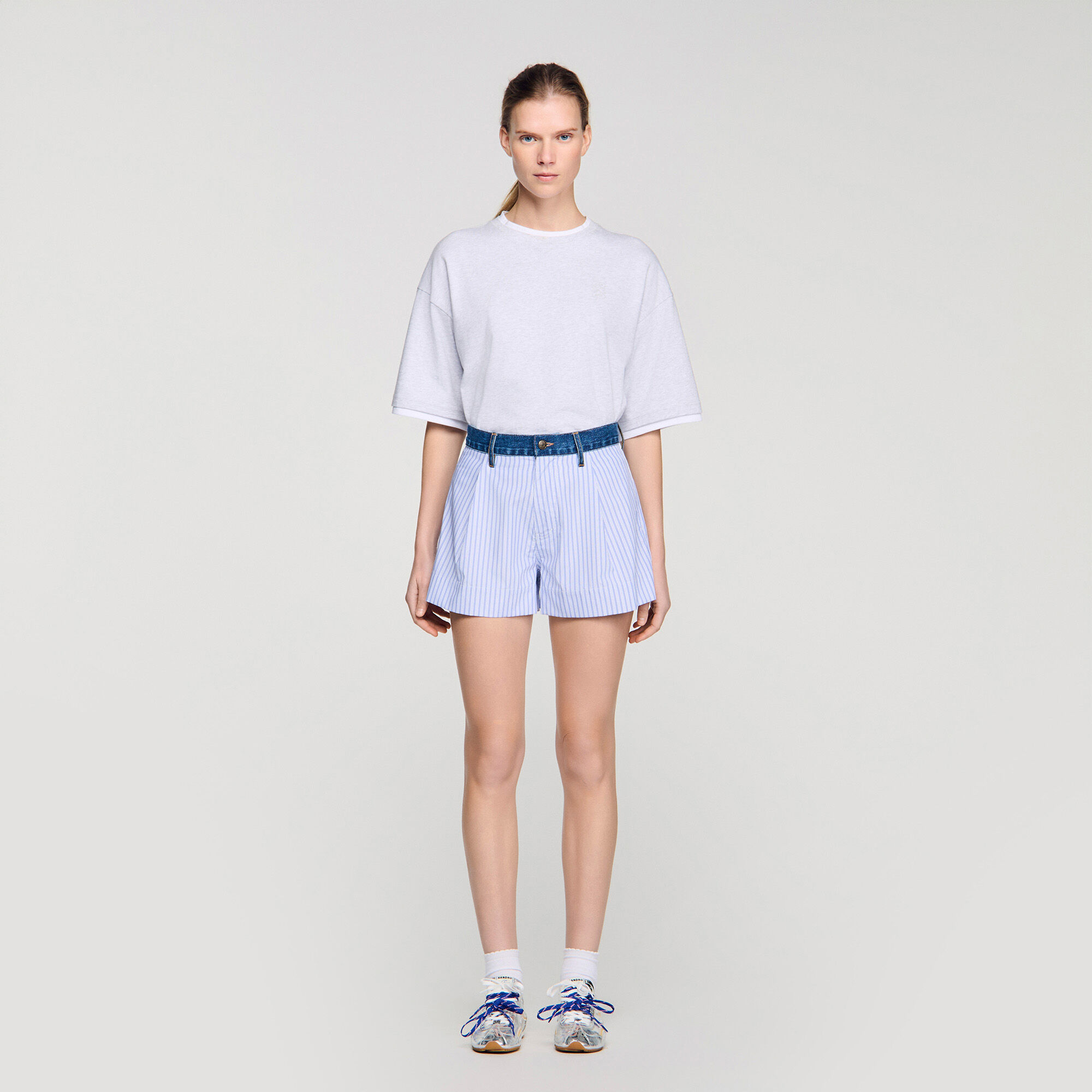 Shorts a righe con dettagli in denim