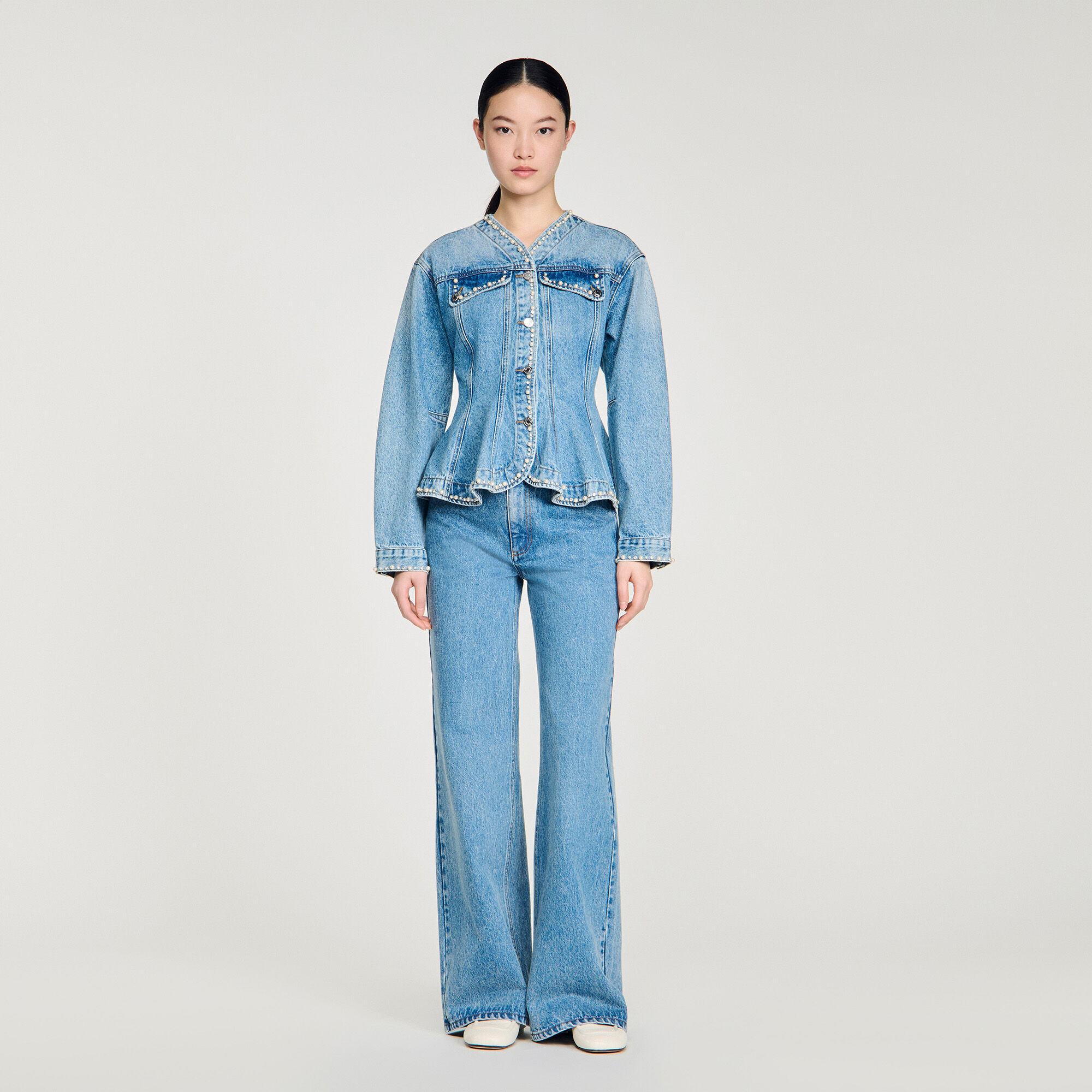 Giubbotto in denim con perline e vita a peplum