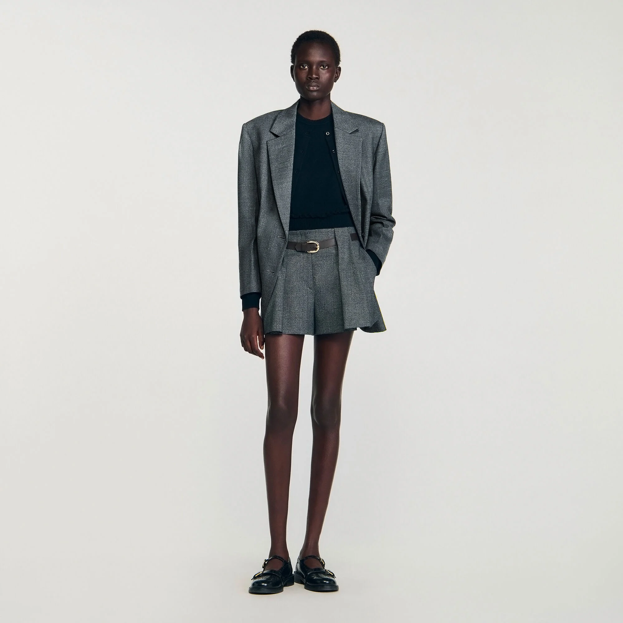 Shorts con pieghe e cinturino