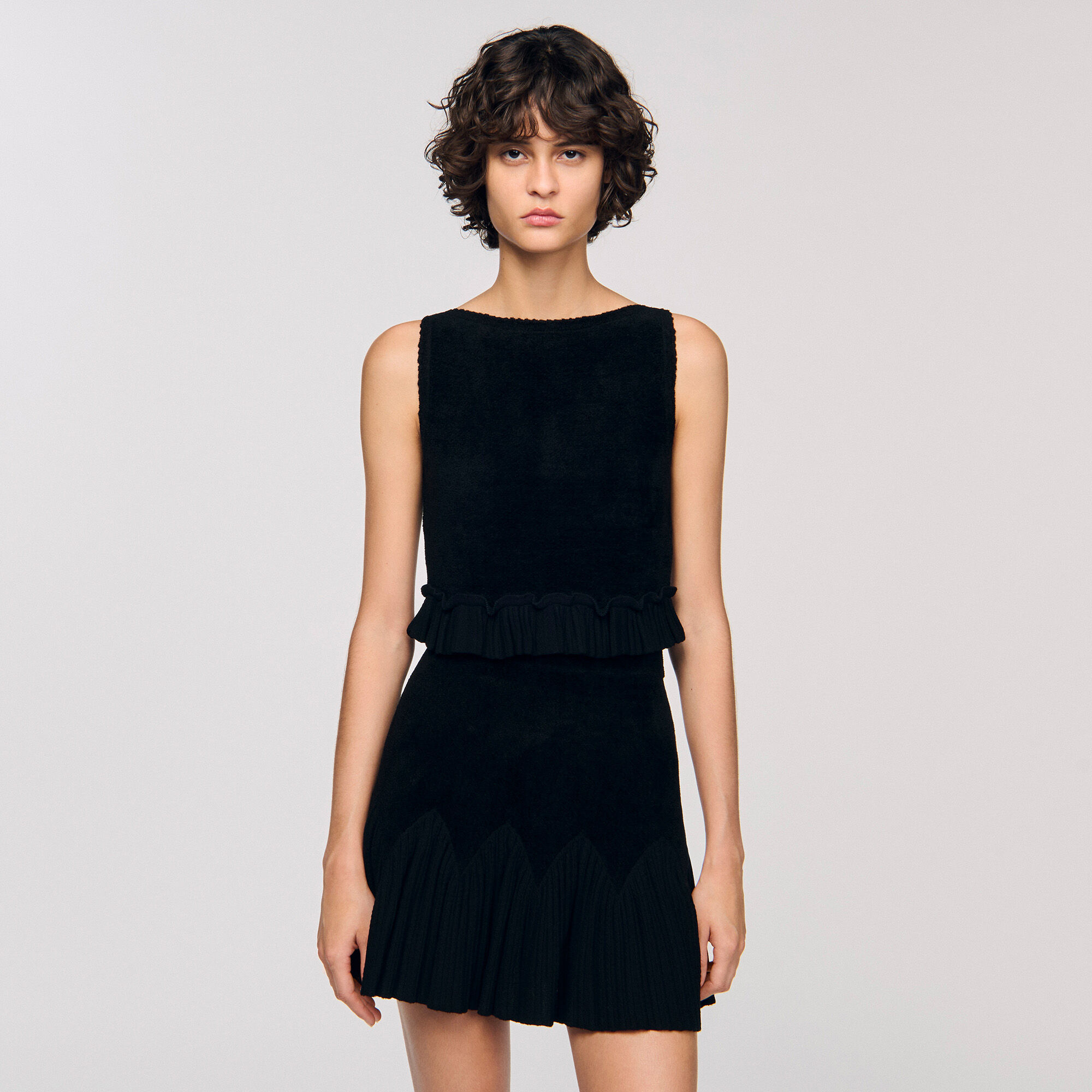 Top corto a maglia con volant