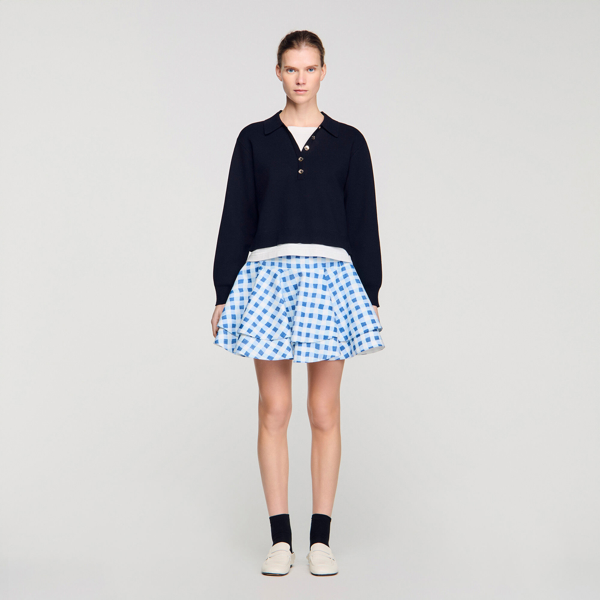 Pullover con collo a strati e bottoni in metallo