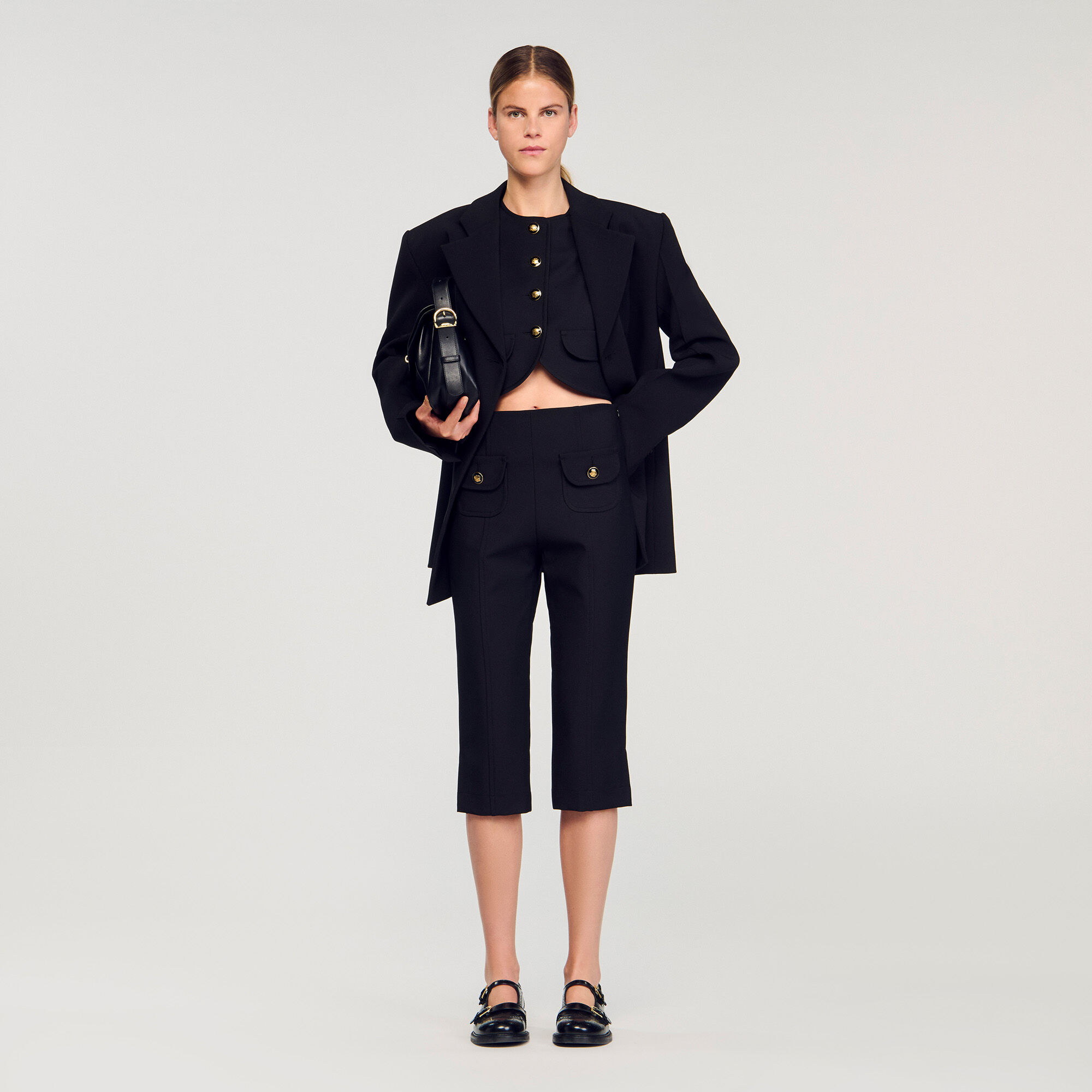Top corto con bottoni decorativi
