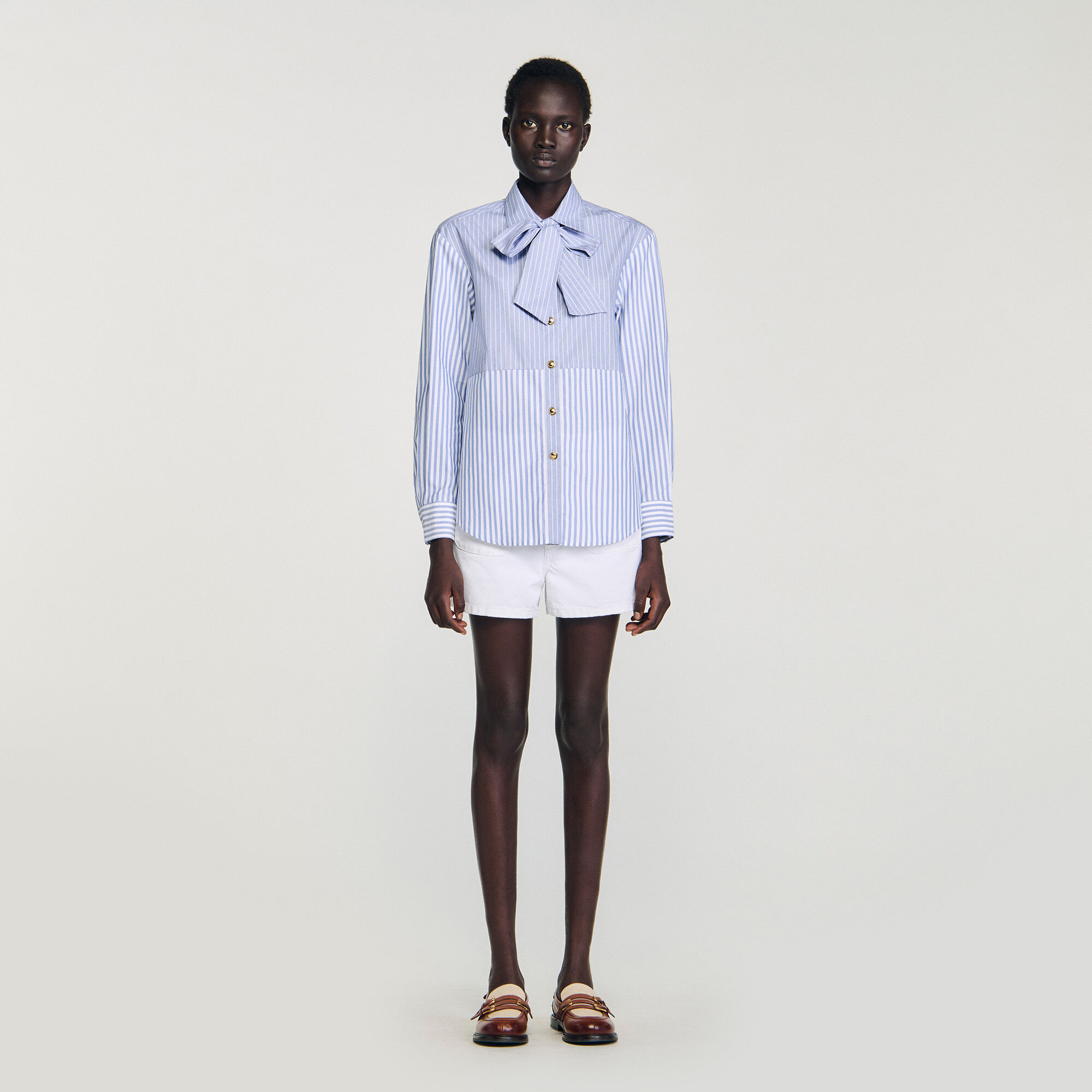 Camicia a righe con cravatta rimovibile