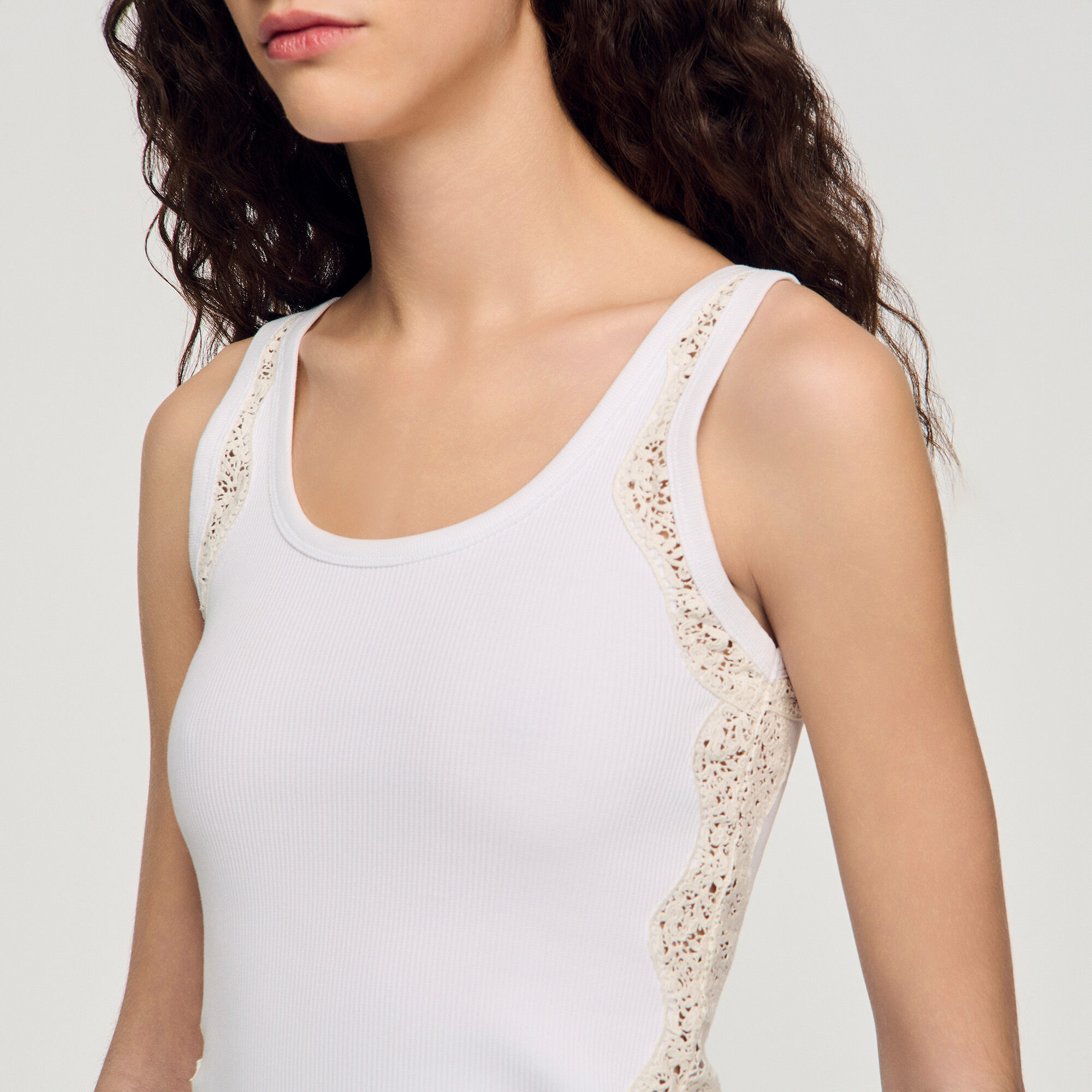 Top con dettagli in pizzo