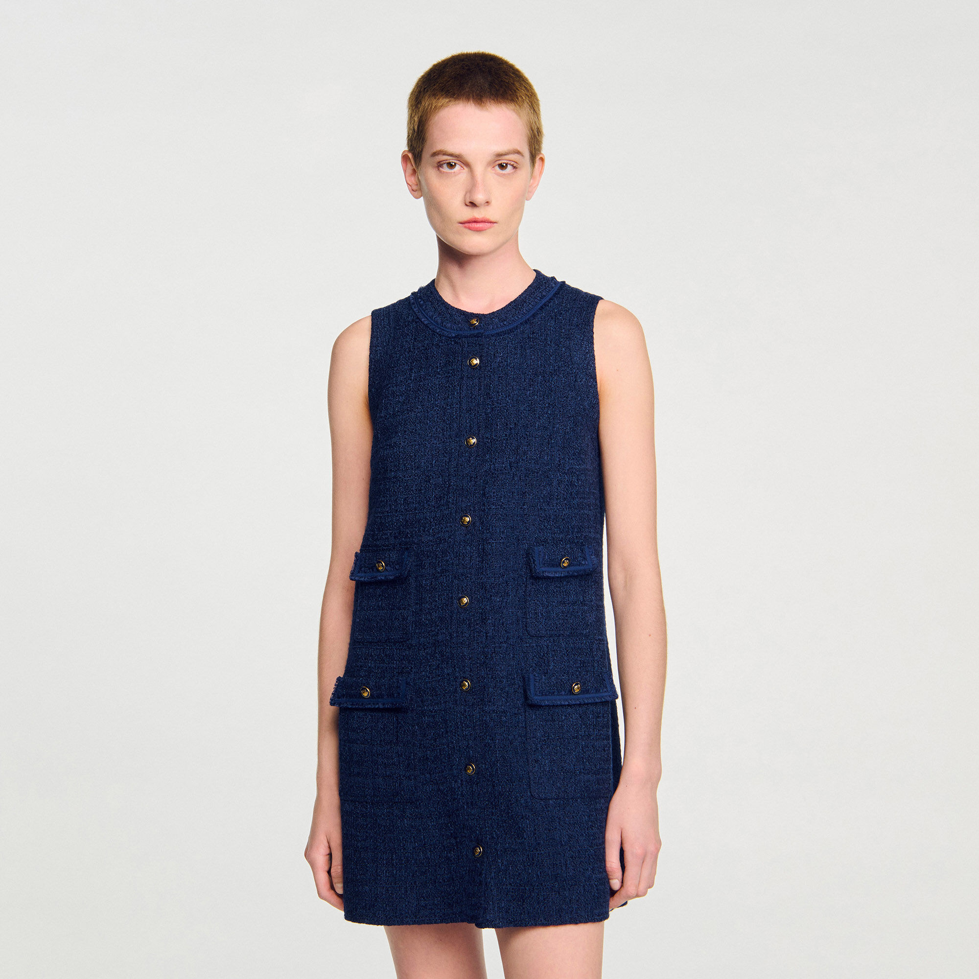 Vestito corto in tweed con bottoni dorati