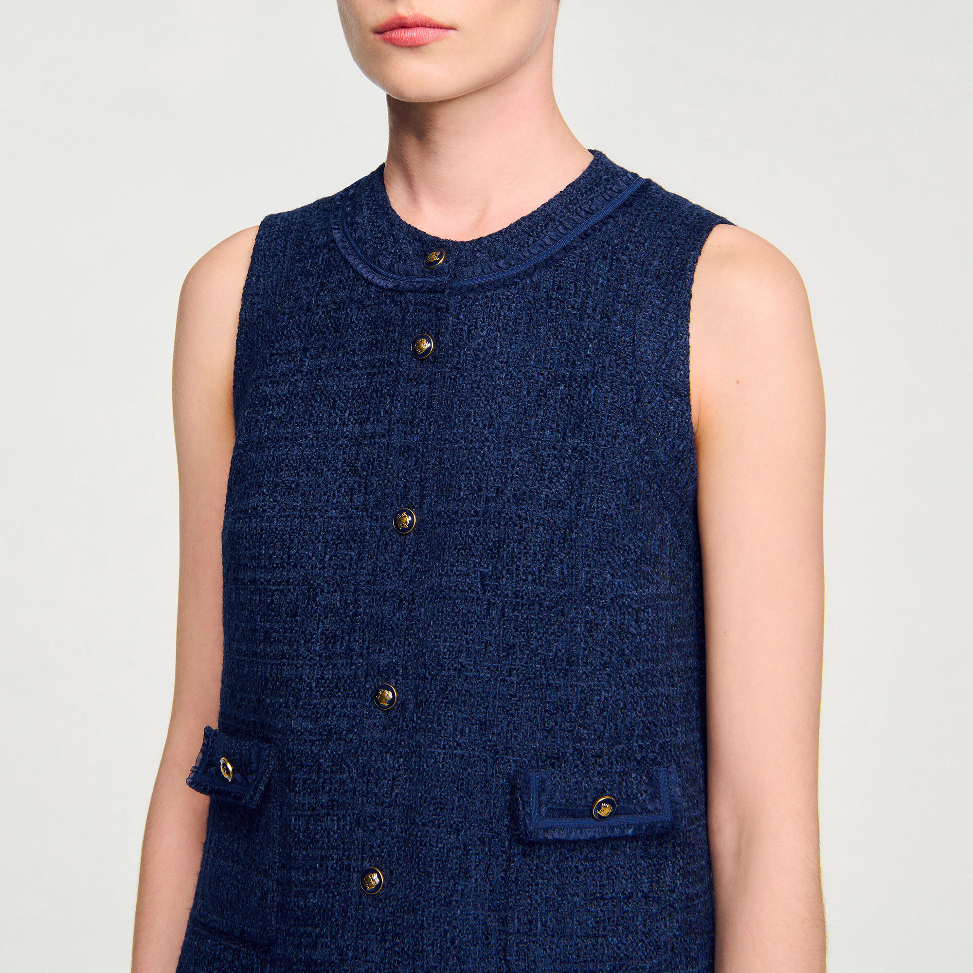Vestito corto in tweed con bottoni dorati
