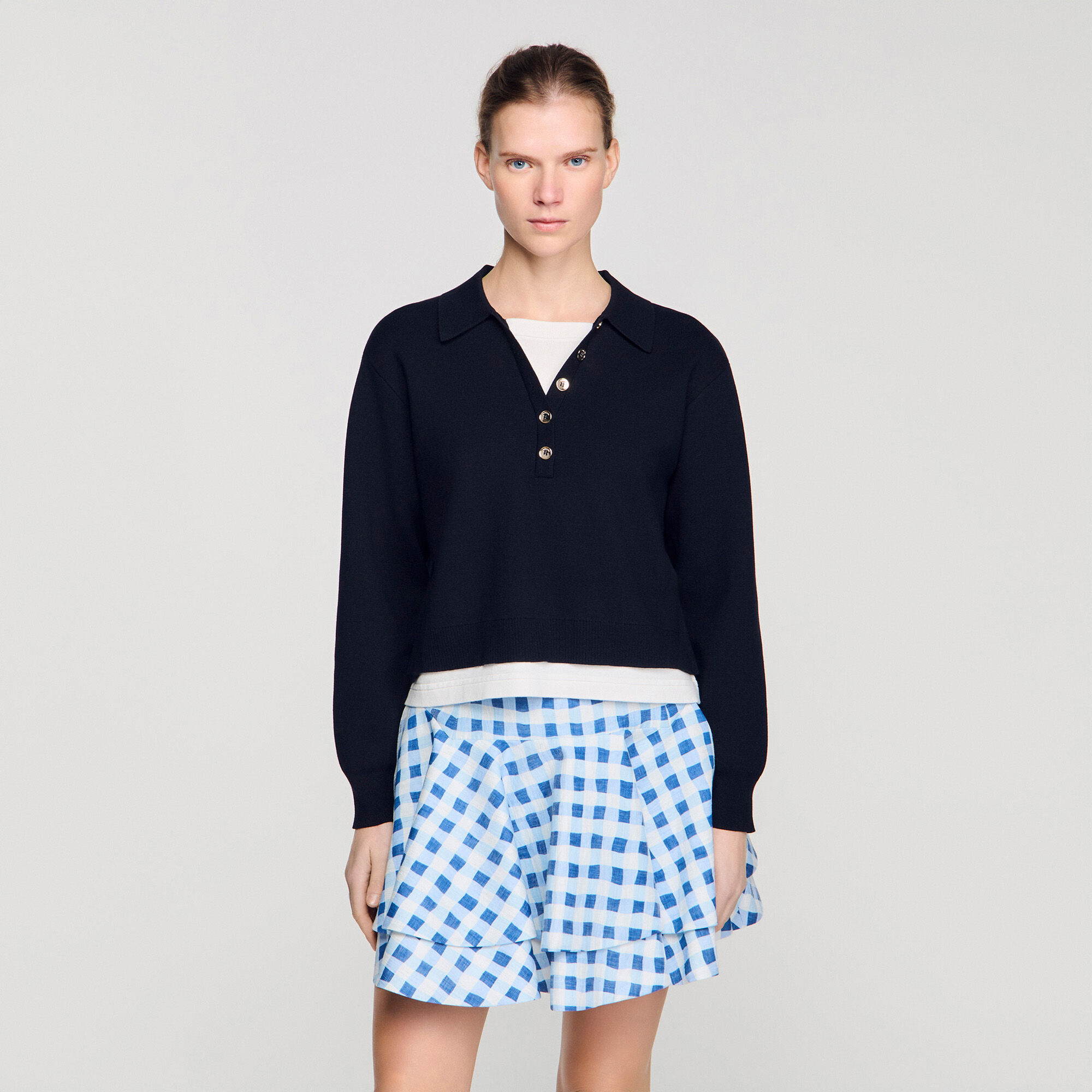 Pullover con collo a strati e bottoni in metallo