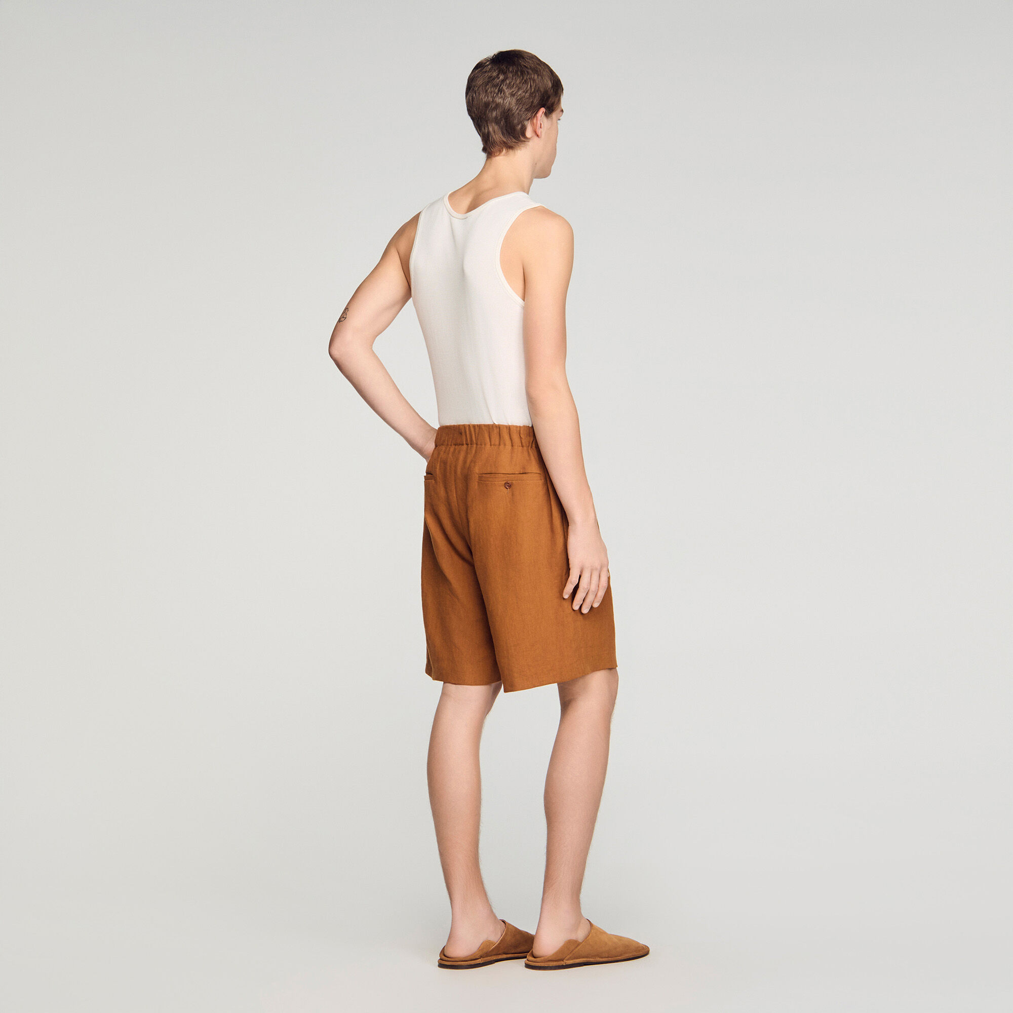 Pantaloni corti in lino con elastico alla vita