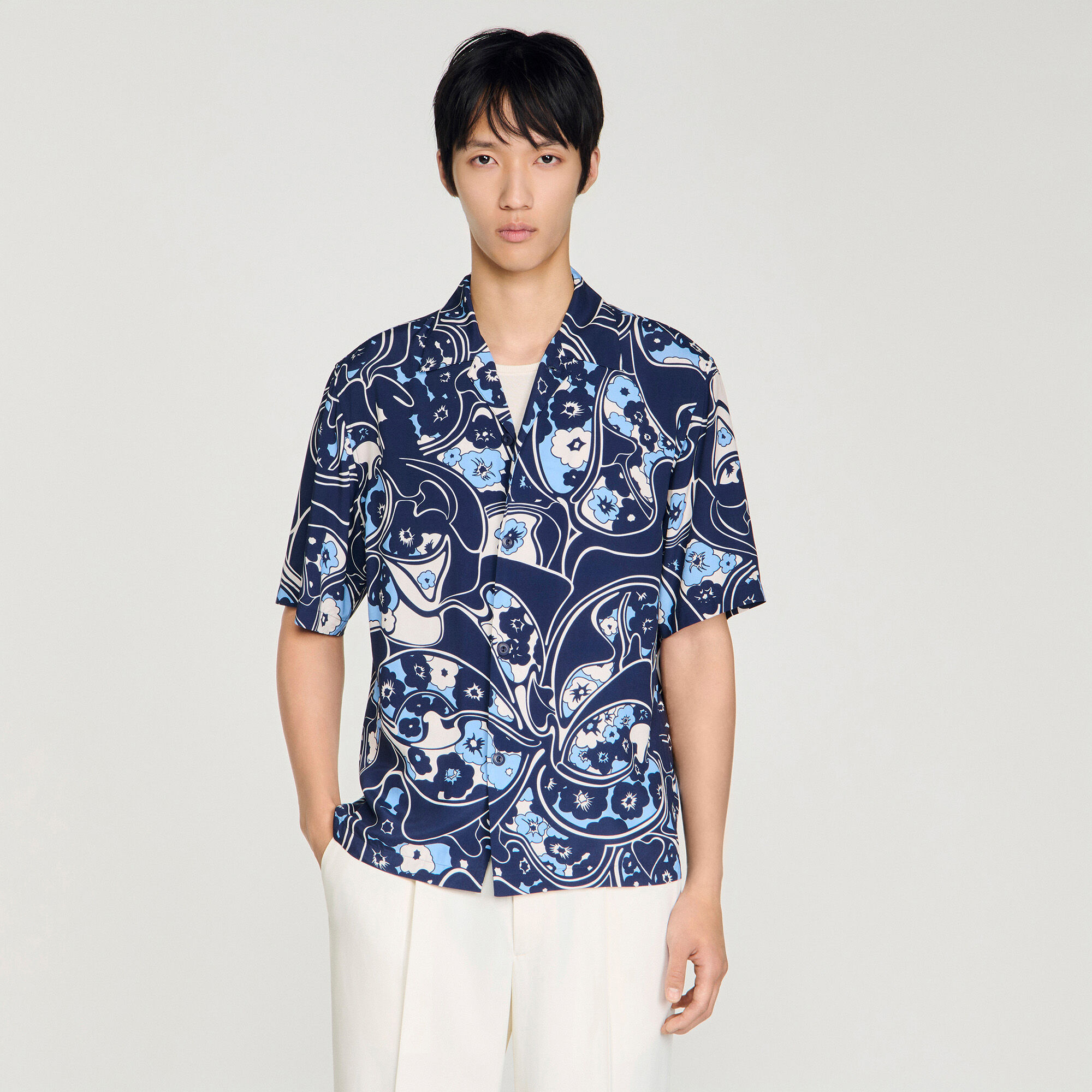 Camicia a collo di squalo con stampa oversize