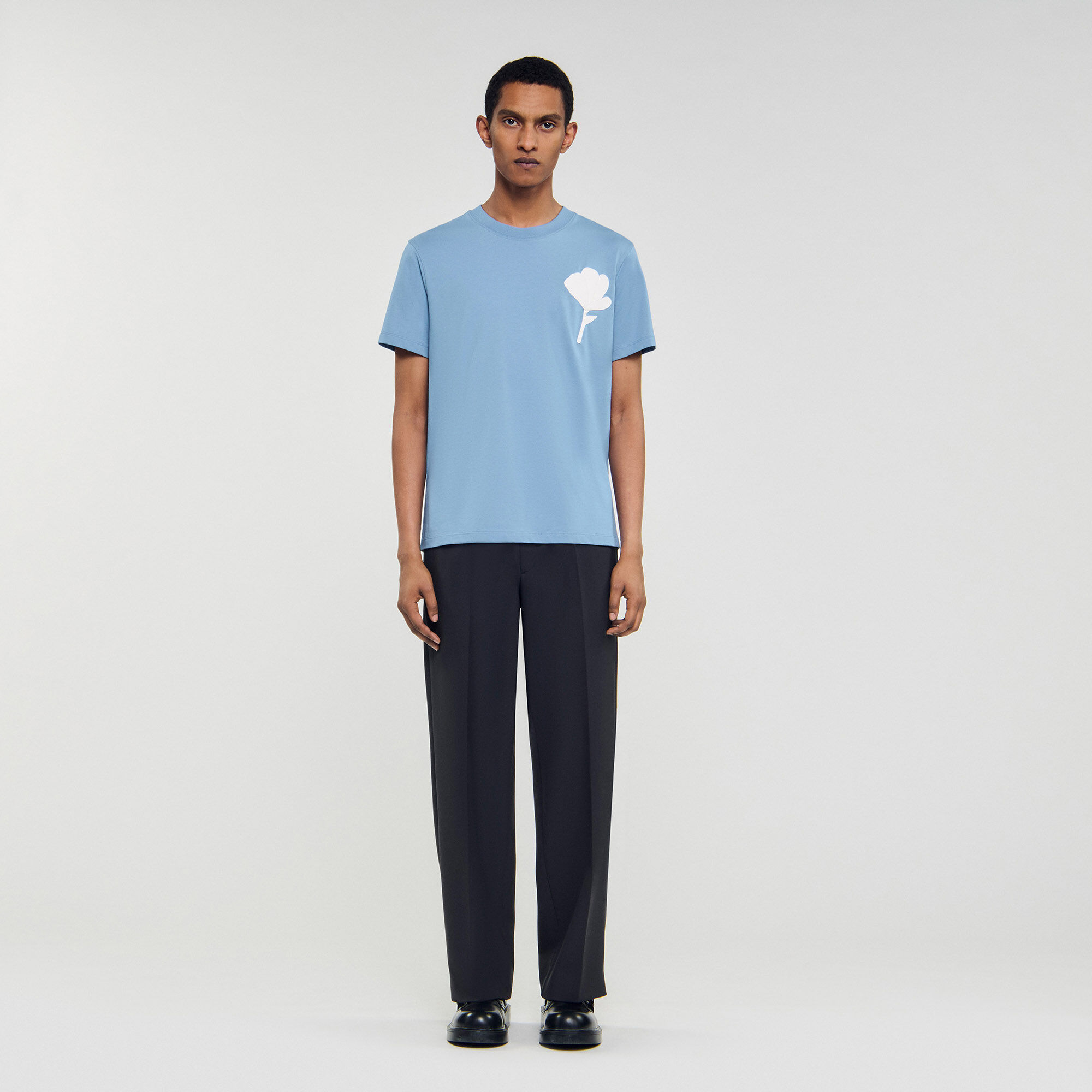 T-shirt con ricamo floreale